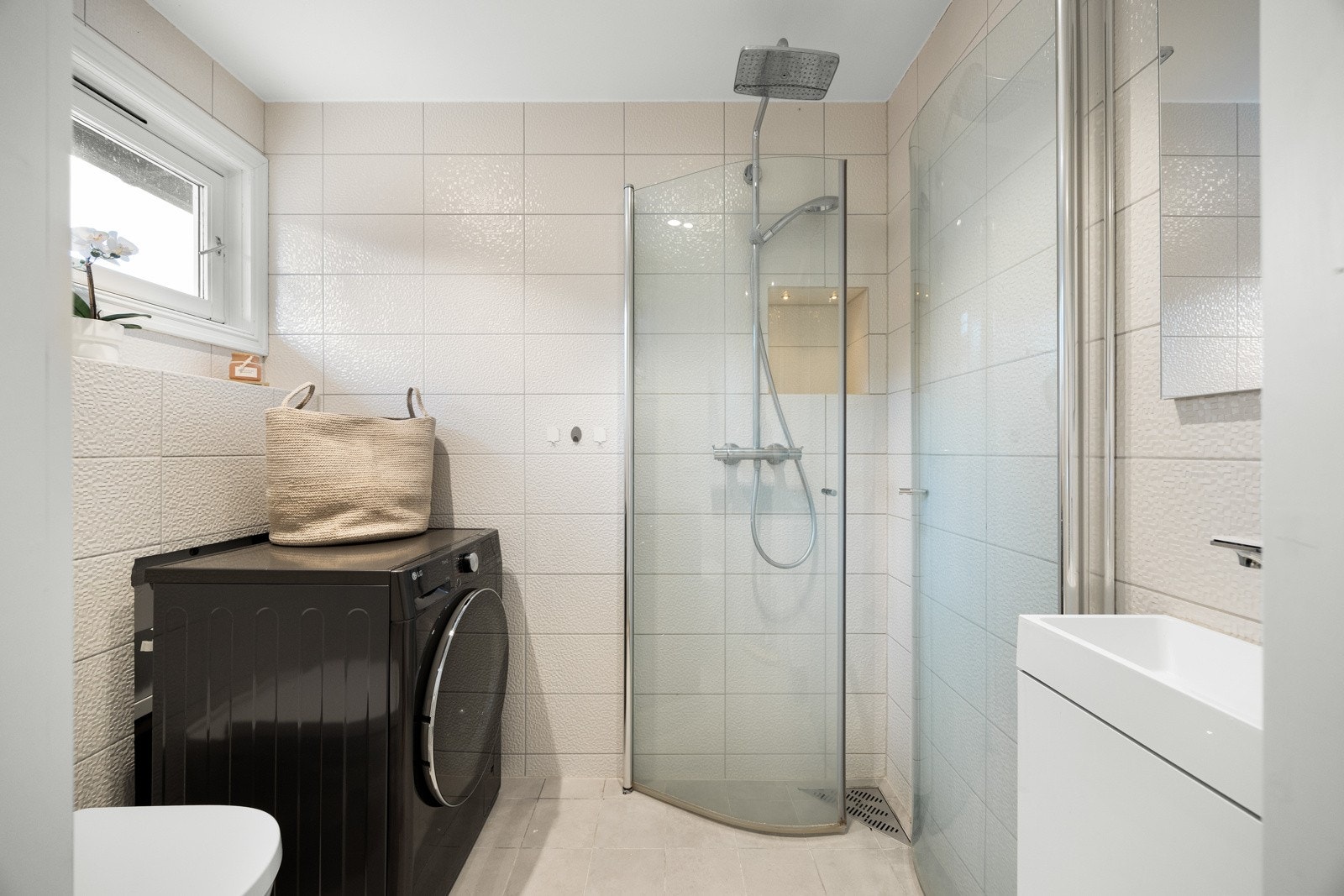 Badet i første etasje ble pusset opp i 2017 og har lyse fliser på gulv og vegger, gulvvarme, toalett og opplegg for vaskemaskin. Galleribilde