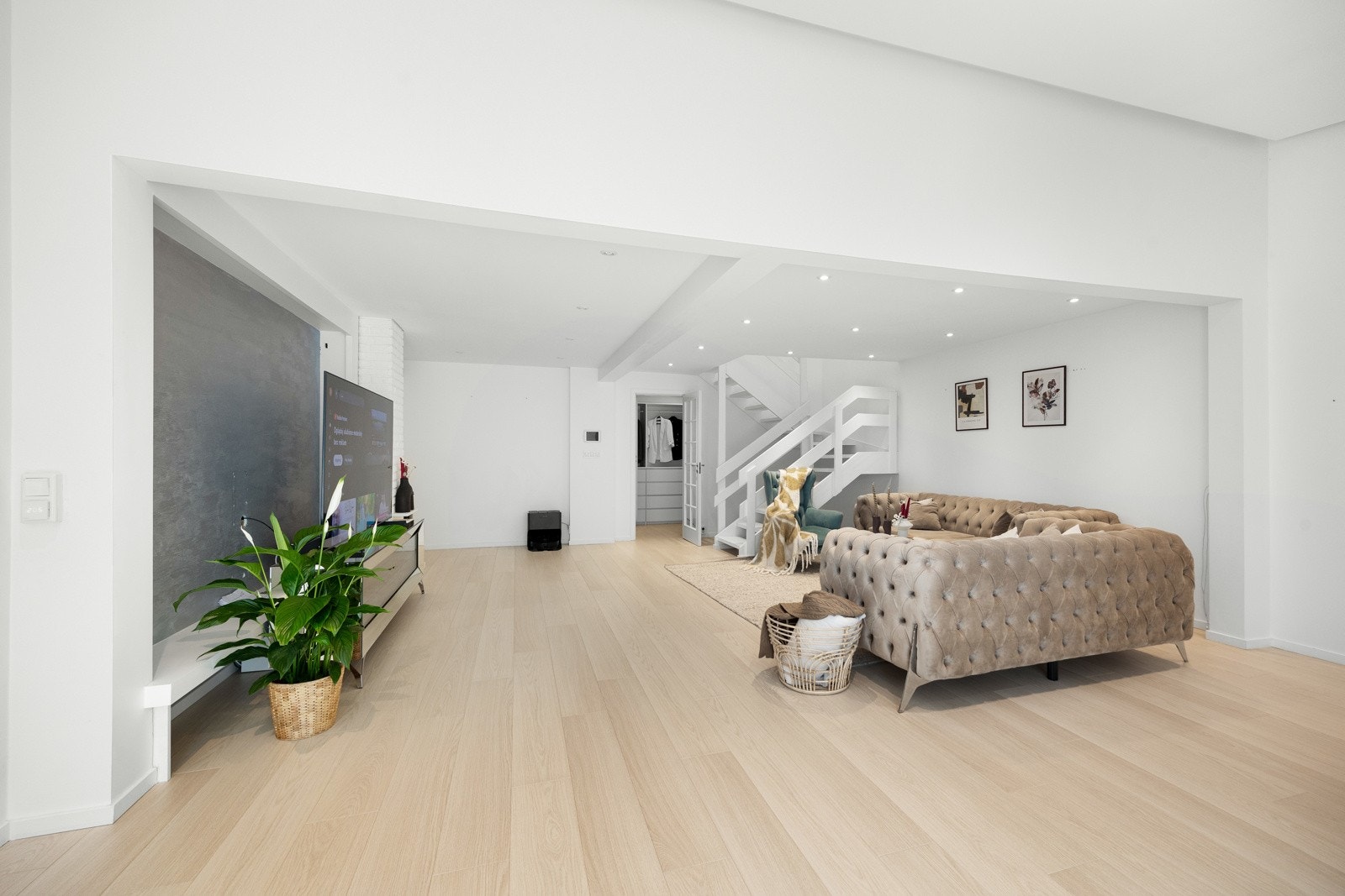 Rommet har lysmalte overflater, og gulvet har enstavs laminat. Galleribilde