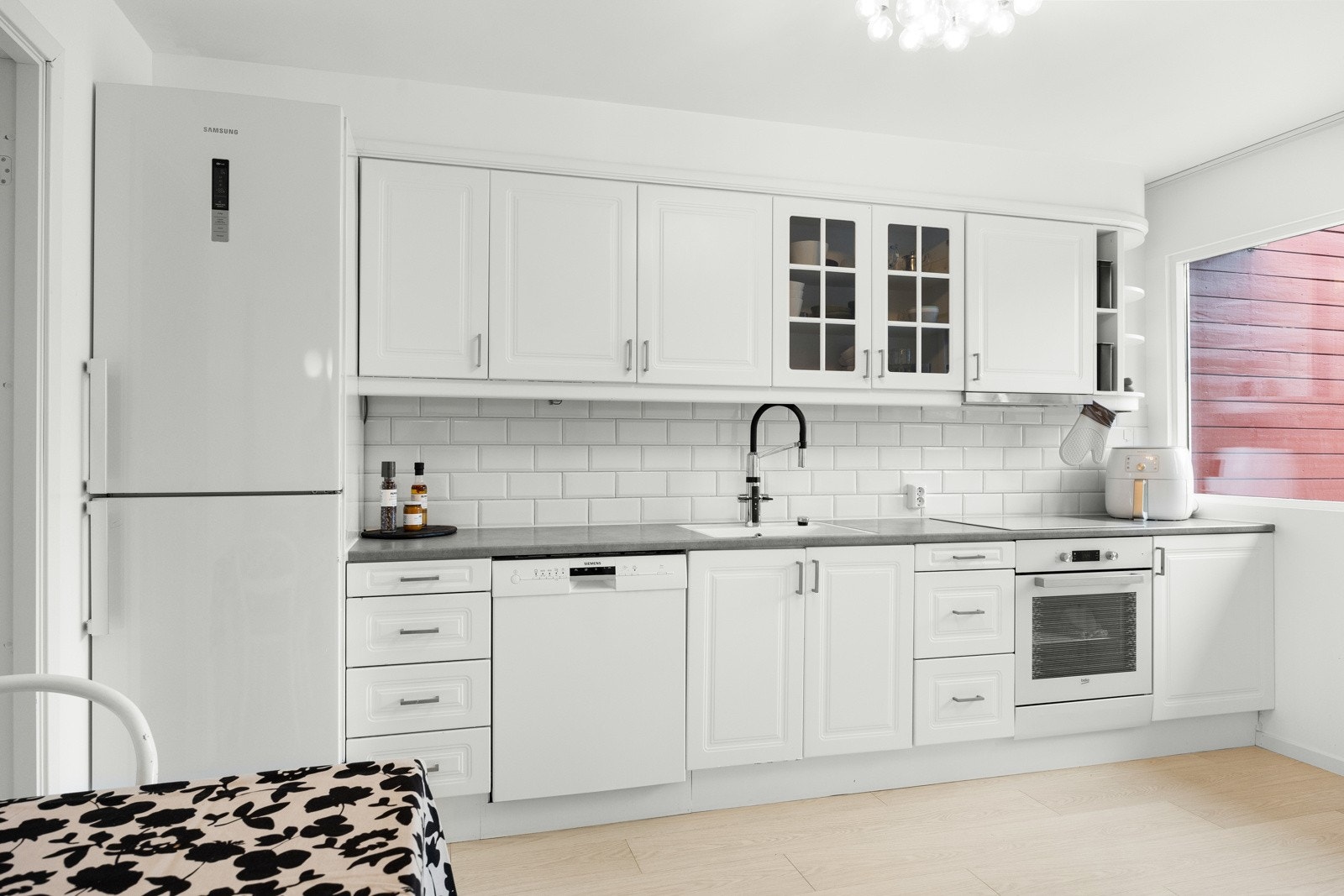 Boligen har et stilrent og pent kjøkken i første etasje. Galleribilde