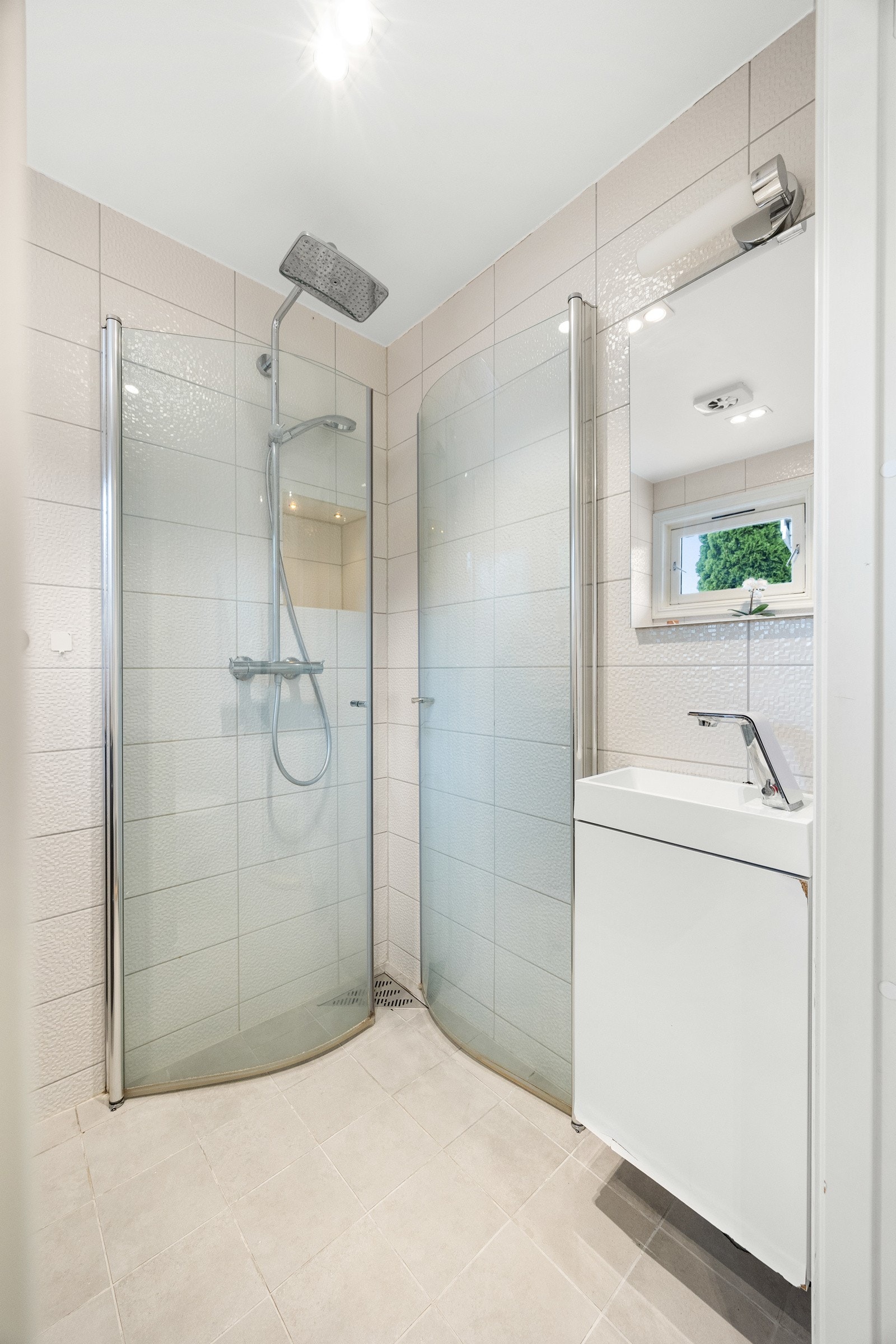 Rommet har også et dusjhjørne med regnfallsdusj, hånddusj og innfellbare glassvegger. Galleribilde