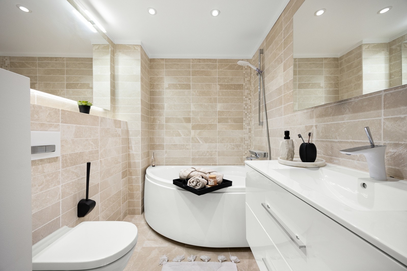 Badet i underetasjen ble pusset opp i 2015 og har lyse fliser på gulvet, matchende fliser på veggene, gulvvarme, downlights og veggmontert toalett. Galleribilde