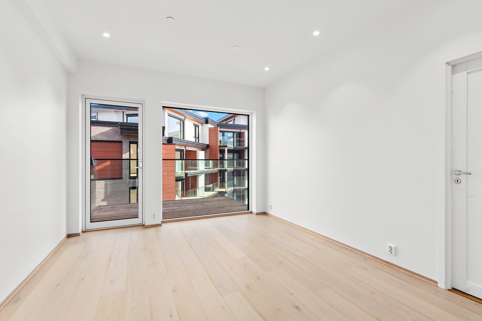 Adkomst til balkong fra "spisestuedelen". Galleribilde