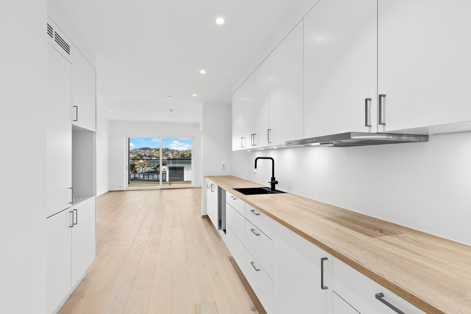 Kjøkkenet er oppgradert med underlimt vask i matt sort med armatur fra Tapwell som står i stil. Galleribilde