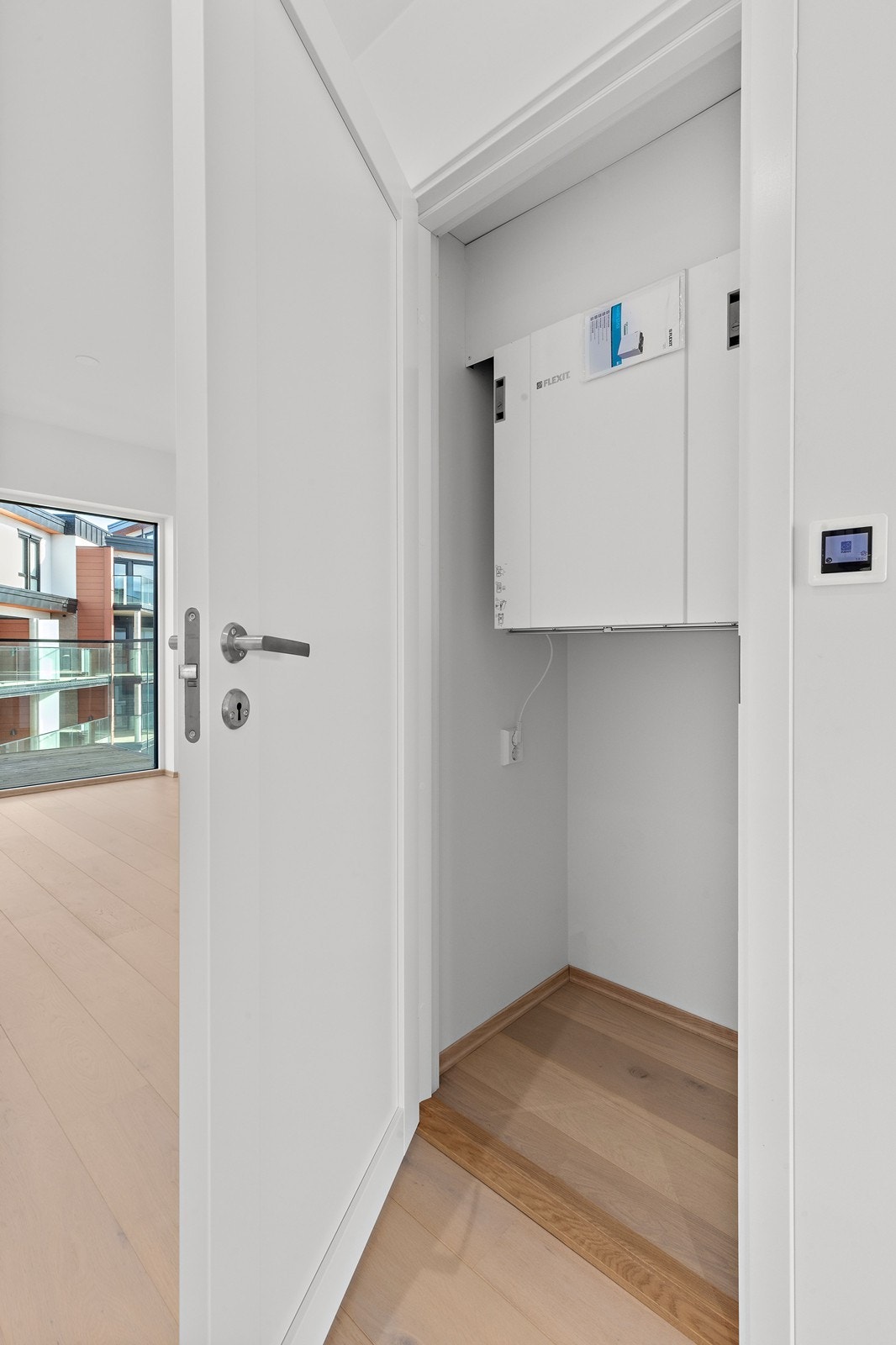 Teknisk kott med adkomst fra kjøkken. Galleribilde