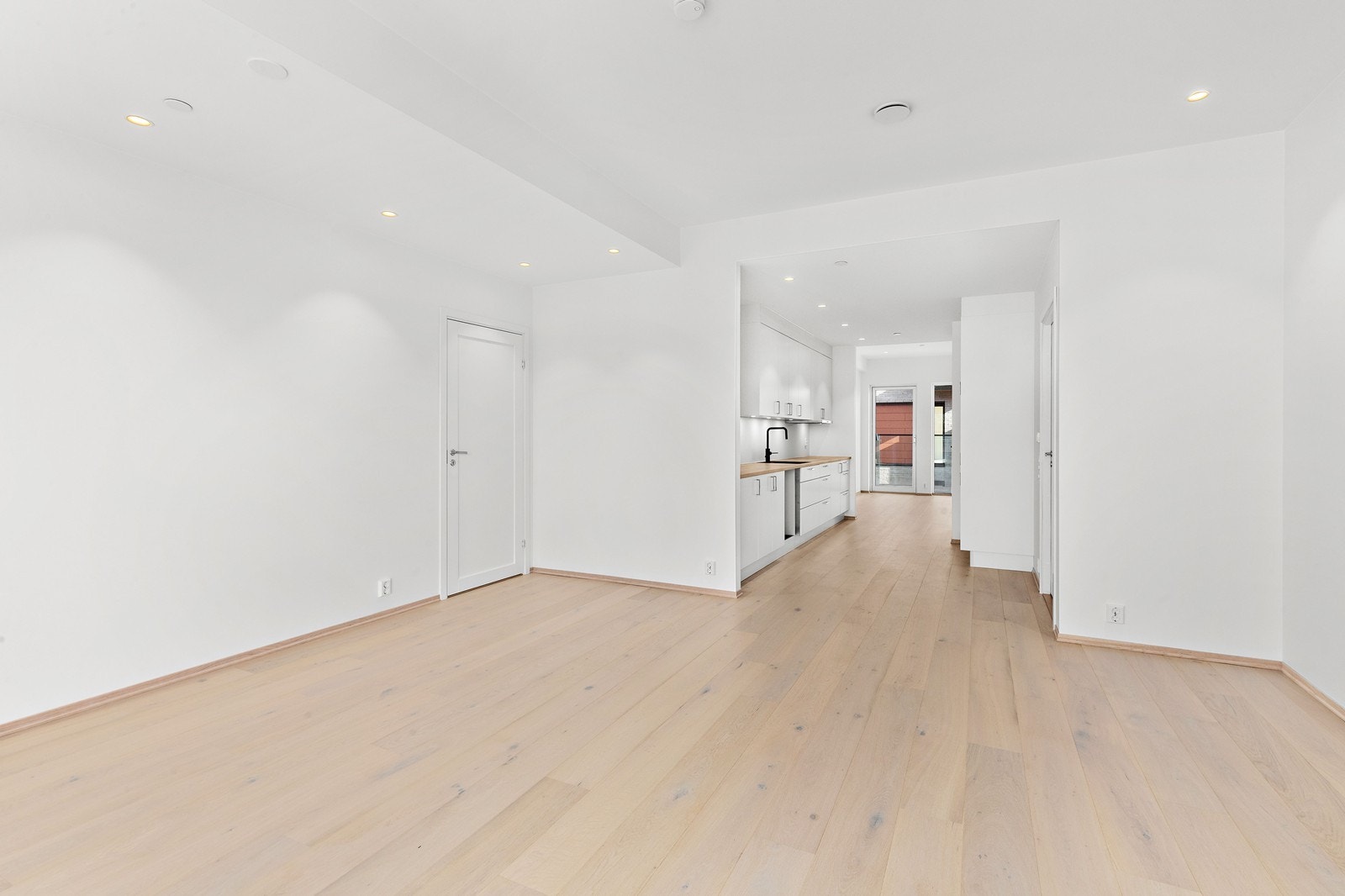 Leiligheten har kjøkken i midten av stuen på en måte som gjør det naturlig å innredet både dagligstue/TV-stue og spisestue på hver sin side av kjøkkenet. Galleribilde