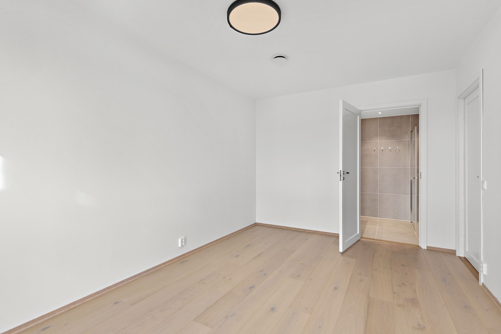 Soverom med eget bad. Galleribilde