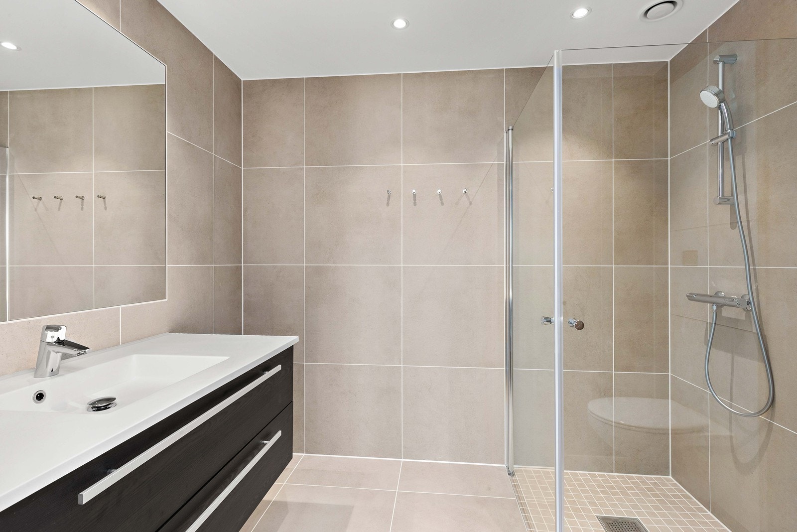 Topp moderne bad med oppgraderte baderomsmøbler og 60*60 fliser. Galleribilde