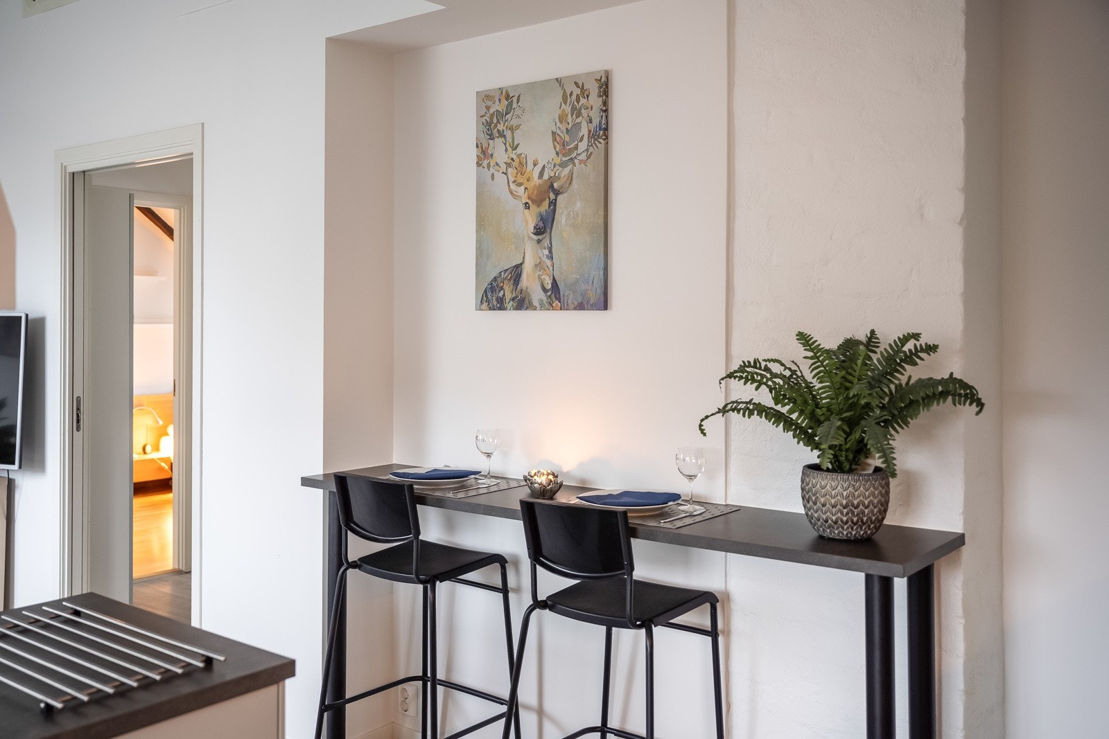 Varmtvannsbereder er plassert på loftet utenfor leiligheten, dette er en smart løsning der man slipper å bruke areal på kjøkken og bad for plassering av bereder. Galleribilde