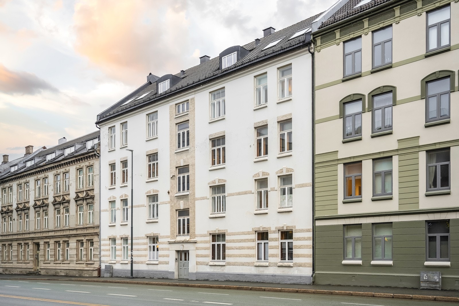 Her har man alle fasiliteter i umiddelbar nærhet. Gangavstand til sentrum (15 min), Solsiden (25 min), nærbutikk (1 min), Studentersamfunnet (5 min), SIT treningssenter 1min). Galleribilde