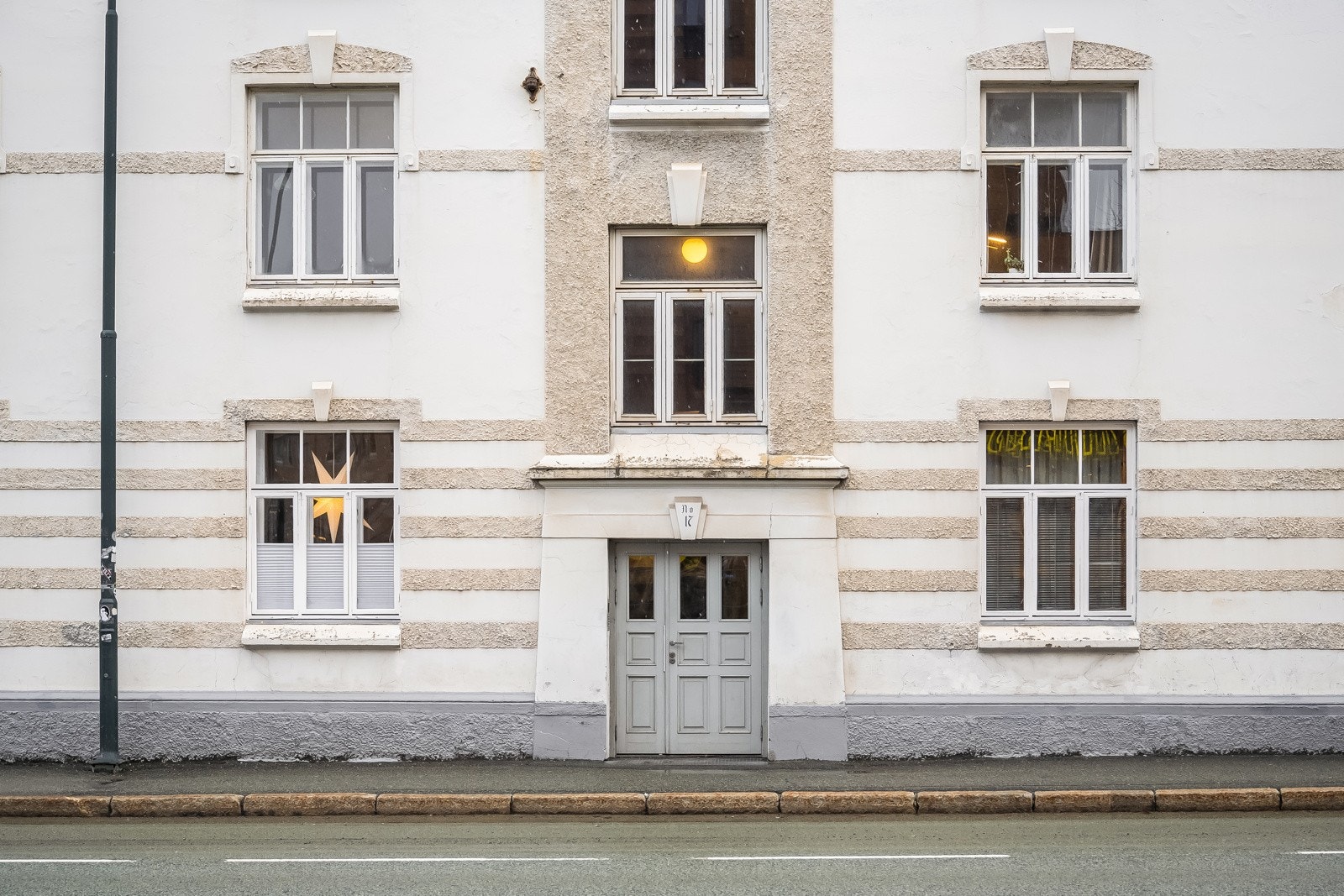 Selv om leiligheten ligger i trianglet St. Olav, NTNU og Midt-byen er beliggenheten skjermet der leilighetens 2 soverom er vendt mot skjermet bakgård. Galleribilde