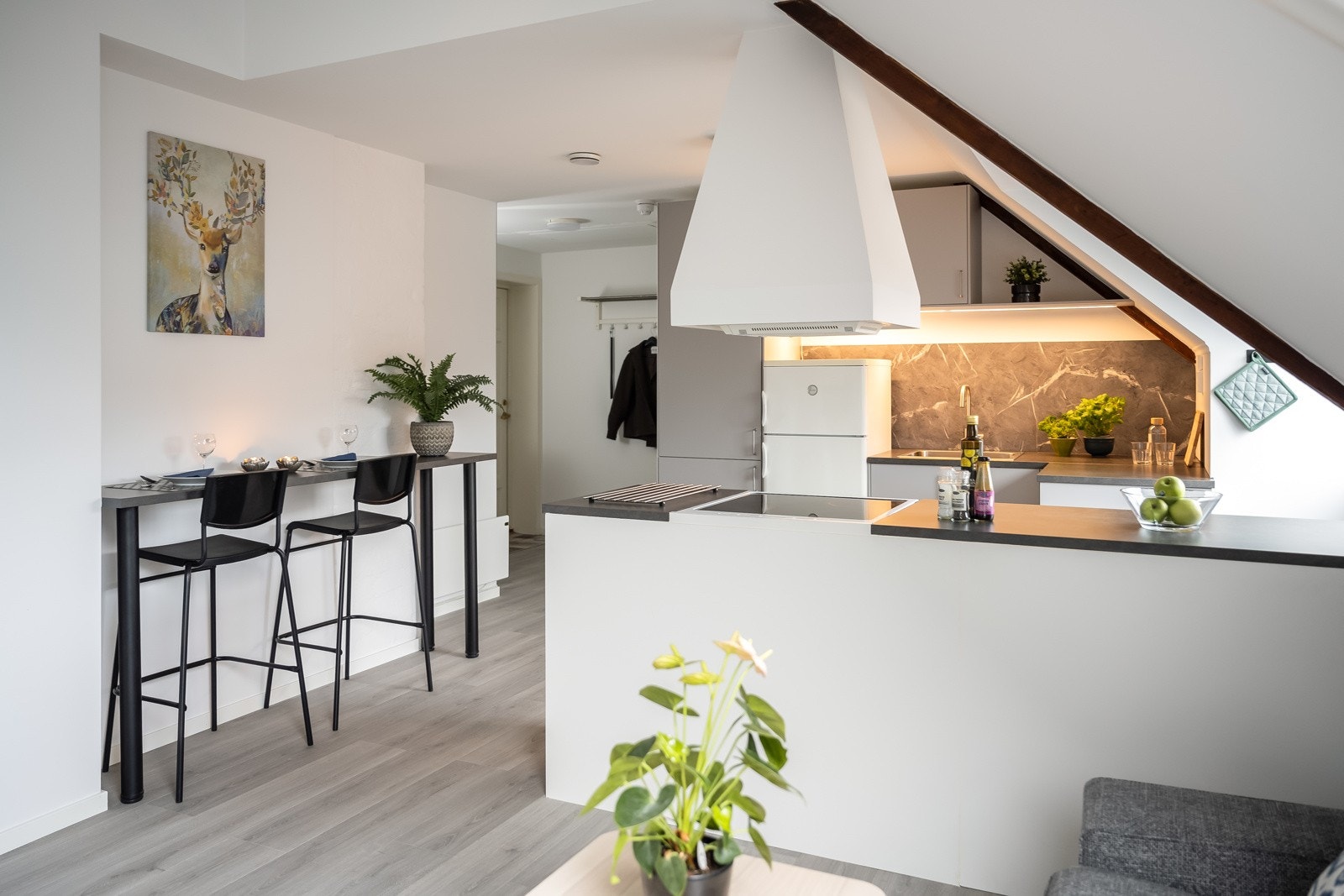 Leiligheten har ventilasjonsanlegg som går i alle rom og sentralstyrt brannvarslingsanlegg. Galleribilde