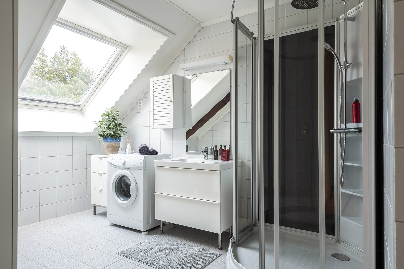 Badet har eksternt lagringsrikt baderomsmøbel tilpasset den skrånede himlingen. Galleribilde