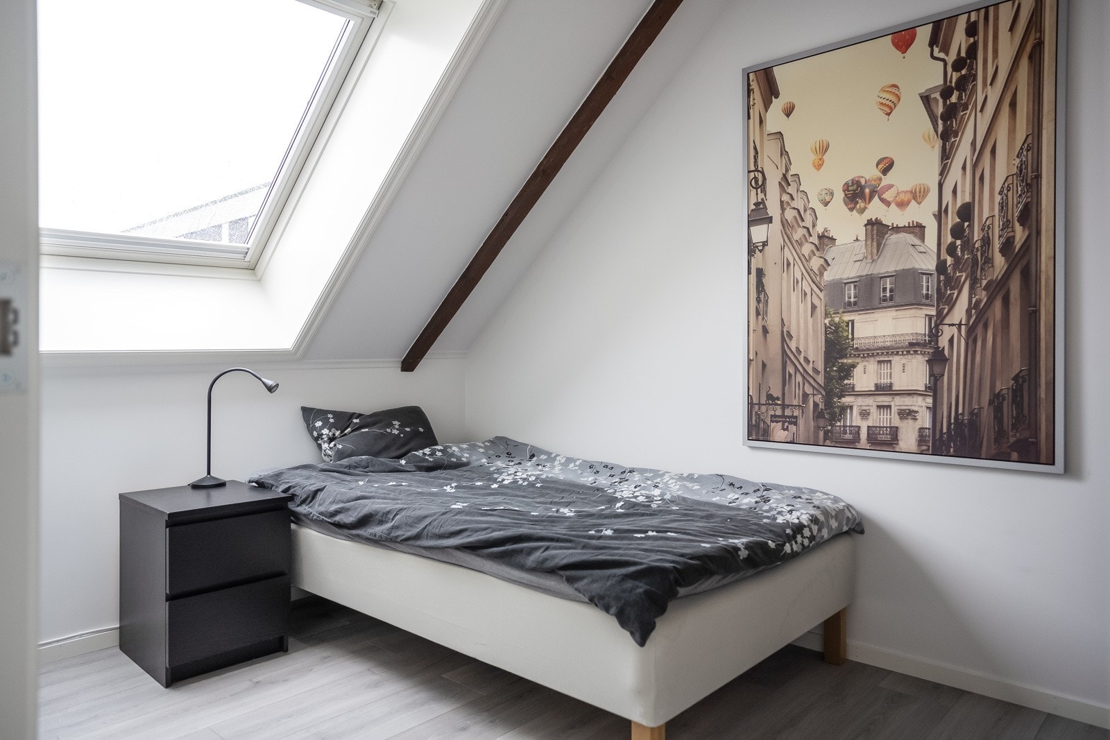 Felles for alle soverom er at de har plass til seng, lagringsløsning og kontorpult. Galleribilde