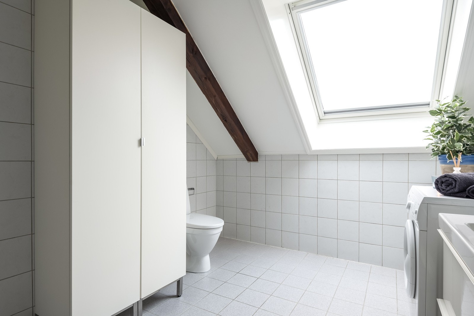 Badet ble sist oppgradert i 2022 med nytt dusjkabinett, ny servant og nytt baderomsmøbel. Galleribilde