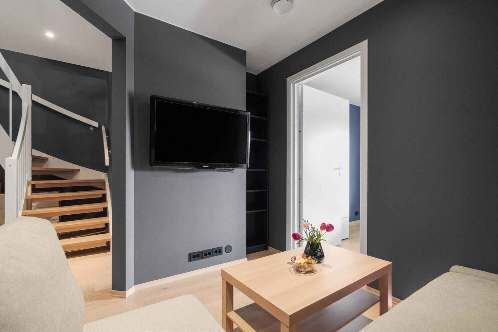 Her er det lett å rigge seg til for spill og film-kvelder for mange, eller en rolig lesestund. Det er lagt opp godt med stikkontakter på vegg med hensyn til innredning med TV og øvrige elektriske artikler. Galleribilde