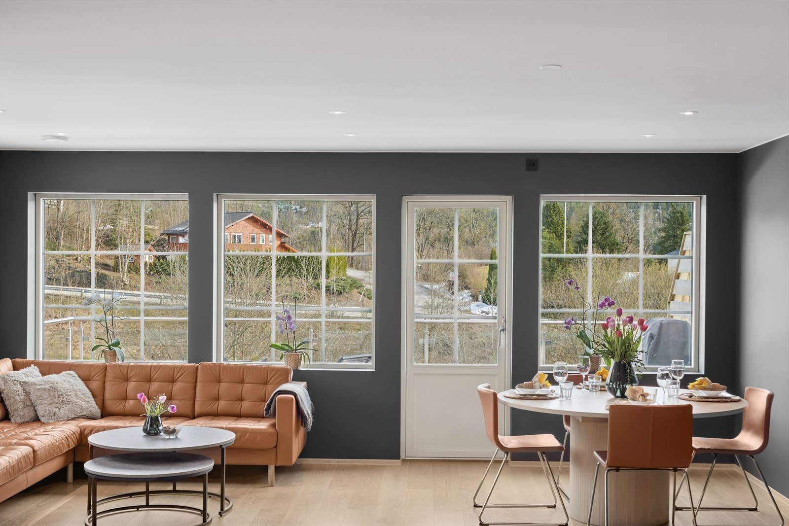 Store vinduer og balkongdør med glass sikrer godt med dagslys og den flotte utsikten over de naturskjønne omgivelse. Galleribilde