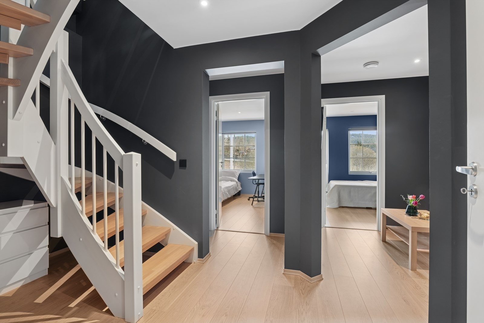 Vi tar turen videre til boligens underetasje som har en fin rominndeling med et stort trapperom, kombinert teknisk rom og bod, stort flislagt baderom, eget vaskerom, 2 soverom og kjellerstue. Det er montert varmepumpe i trappegang mot etasjen. Galleribilde