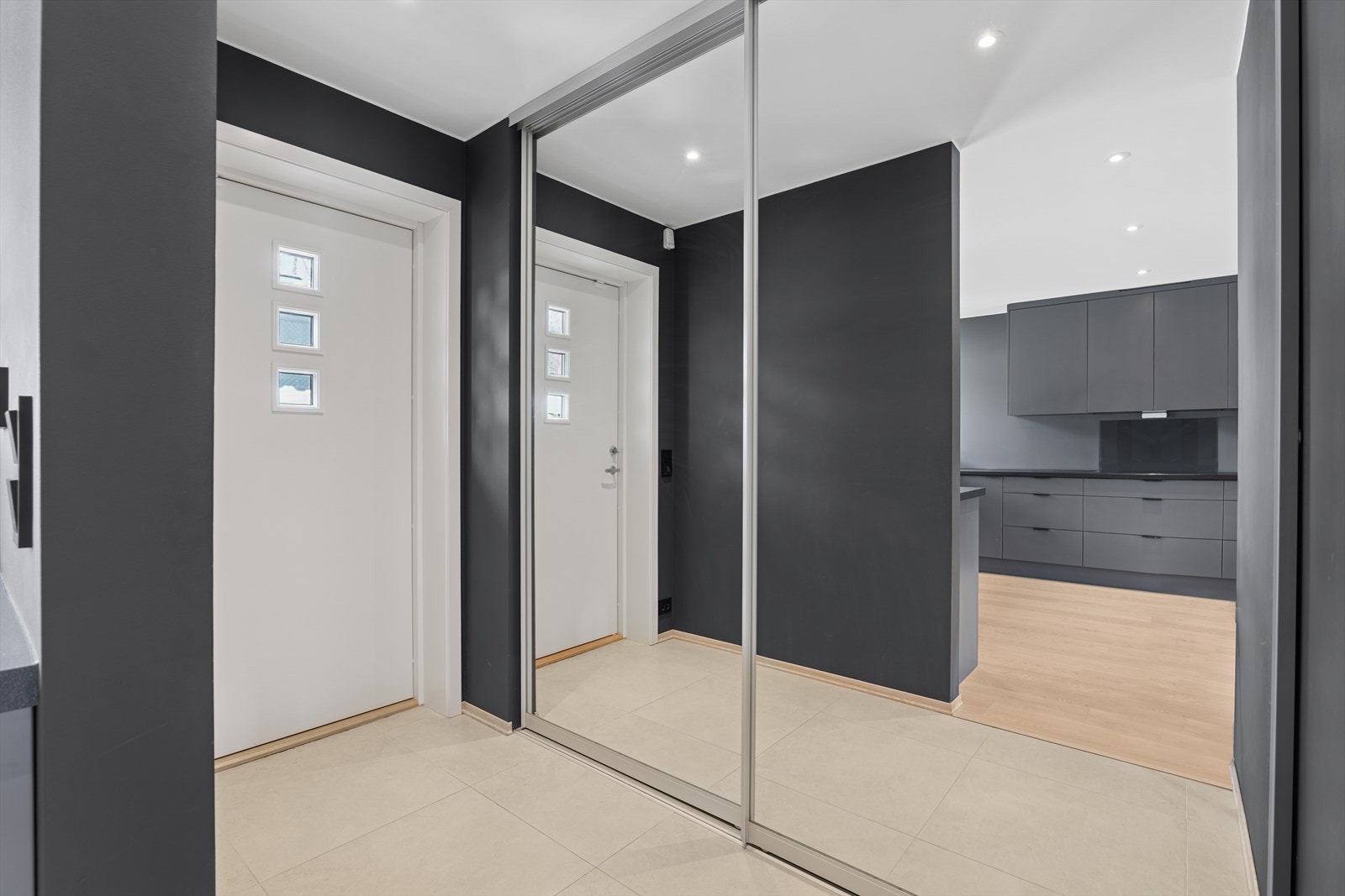 Vel innenfor inngangsdøren møtes man av en romslig og hyggelig entré som har god plass til å henge og sette fra seg sko- og yttertøy. Galleribilde