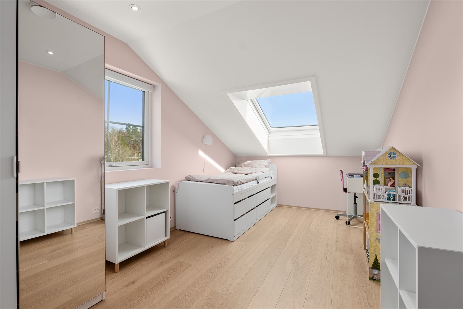 I tillegg til hovedsoverommet er det ytterligere 2 store luftige soverom som hver har takvinduer som gir godt med lys. Galleribilde