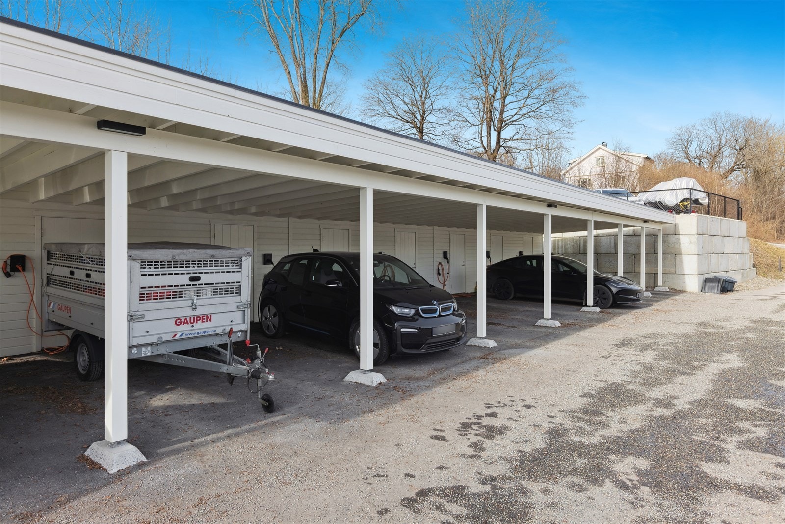 Det er i tillegg parkering i carport med bod i bakkant. Galleribilde