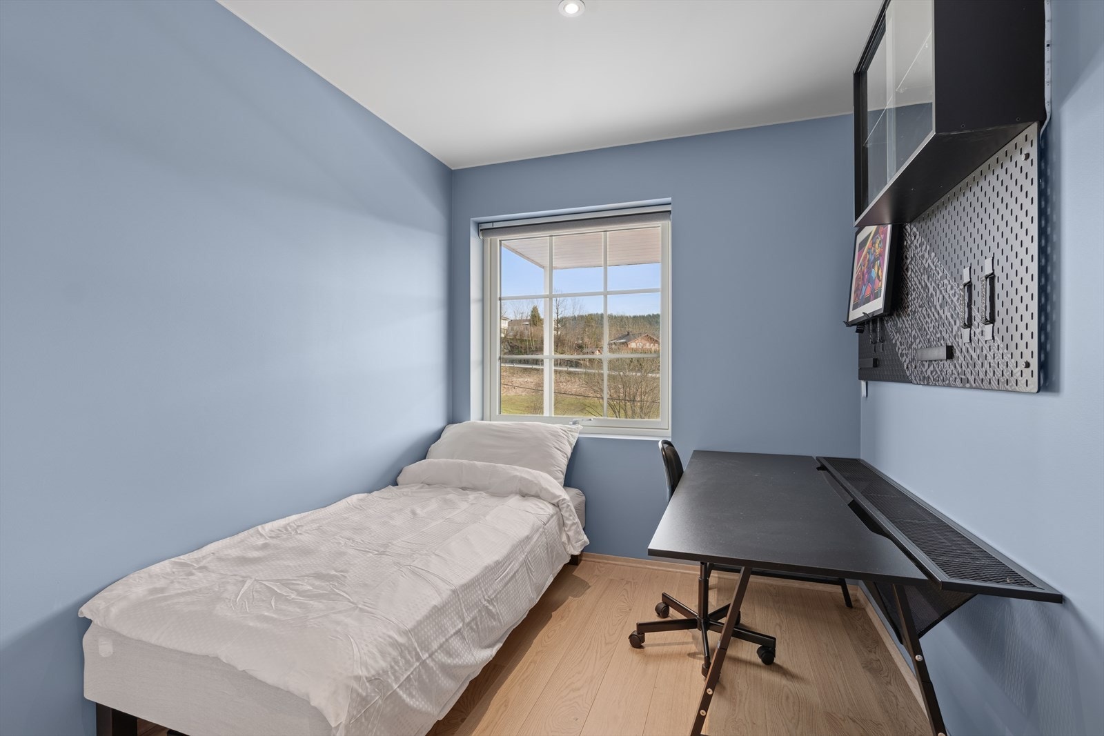 Rommene har på bakgrunn av sitt gode areal anledning for allsidig benyttelse og kan benyttes som f.eks barnerom, gjesterom, walk-in closet, bibliotek eller kontor, her setter kun fantasien grenser! Galleribilde