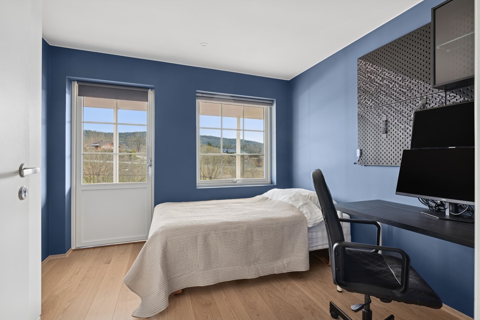 Videre finner vi 2 store og gode soverom i underetasjen. Det er totalt 5 soverom i hele boligen. Galleribilde