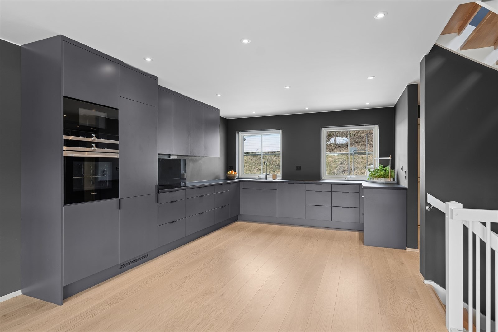 Det er montert moderne og stilren kjøkkeninnredning i mørk utførelse med usedvanlig god benk- og skapplass. Innredningen har en gjennomtenkt plassering i rommet for optimal utnyttelse. Galleribilde