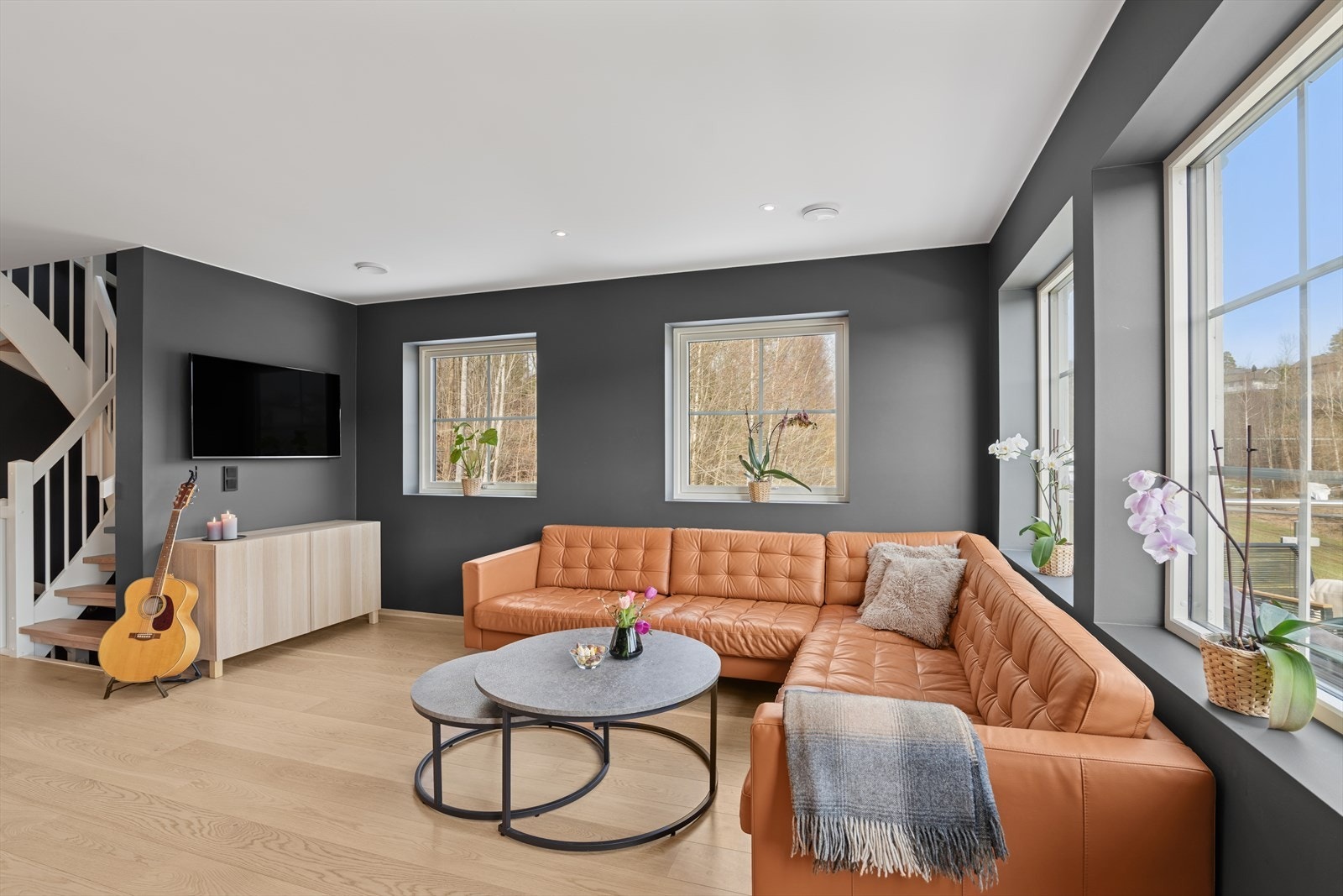 Rommet er gjennomført i en fin kombinasjon av mørke farger på vegger og lys farge i taket, med fine kontraster og overganger. Galleribilde