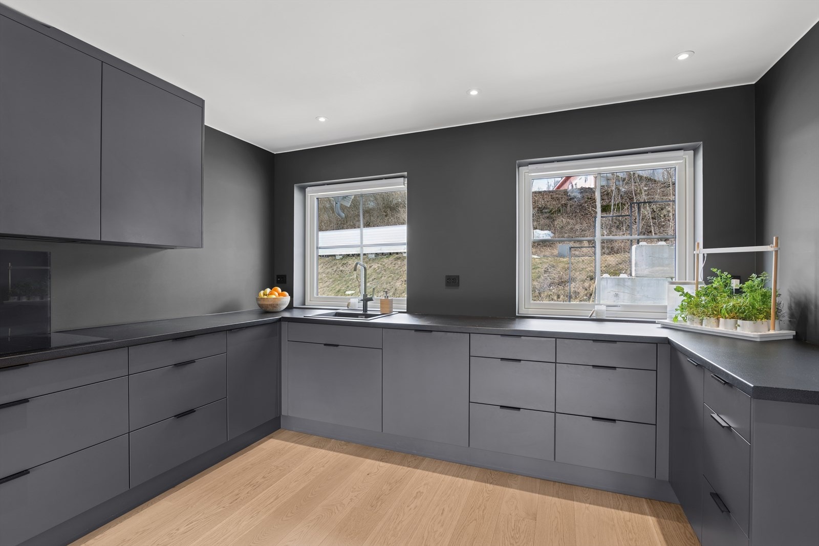 Kjøkkenet er utstyrt med integrerte hvitevarer og har særdeles god oppbevaringsplass. Det er fin og moderne spotbelysning i taket, samt kjøkkenvindu som sikrer godt med naturlig dagslys. Galleribilde