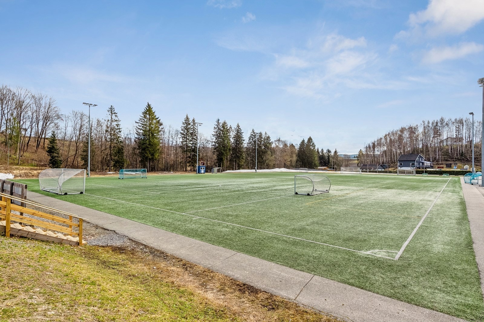 Fra boligen er det kort avstand til Nordre Sande Idrettsanlegg med lekeplass, fotballbane med kunstgress. Det etableres skøytebane på vinteren og det er flotte skiløyper i nærområdet. Galleribilde
