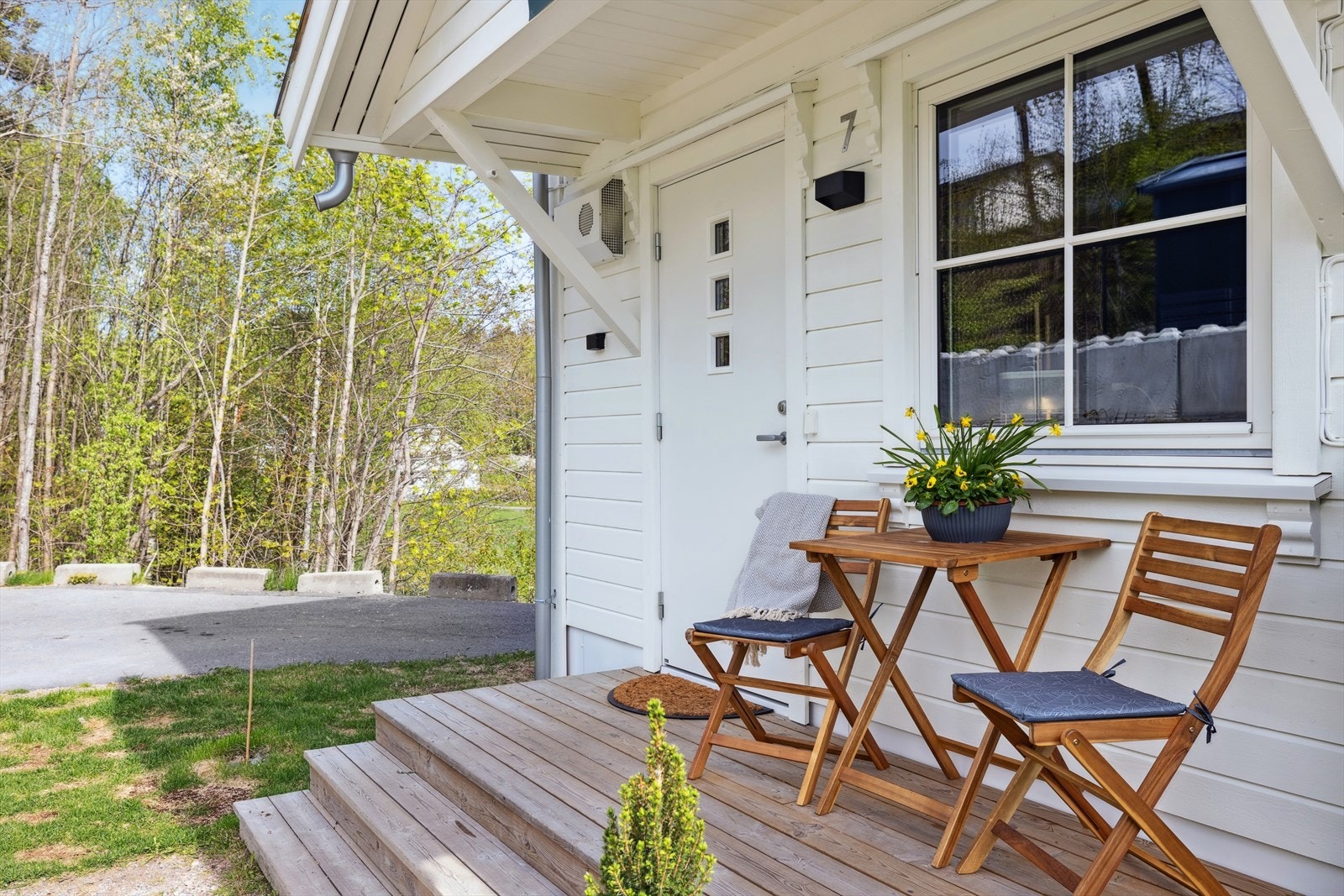 Hyggelig overbygget inngangsparti ønsker deg velkommen! Galleribilde