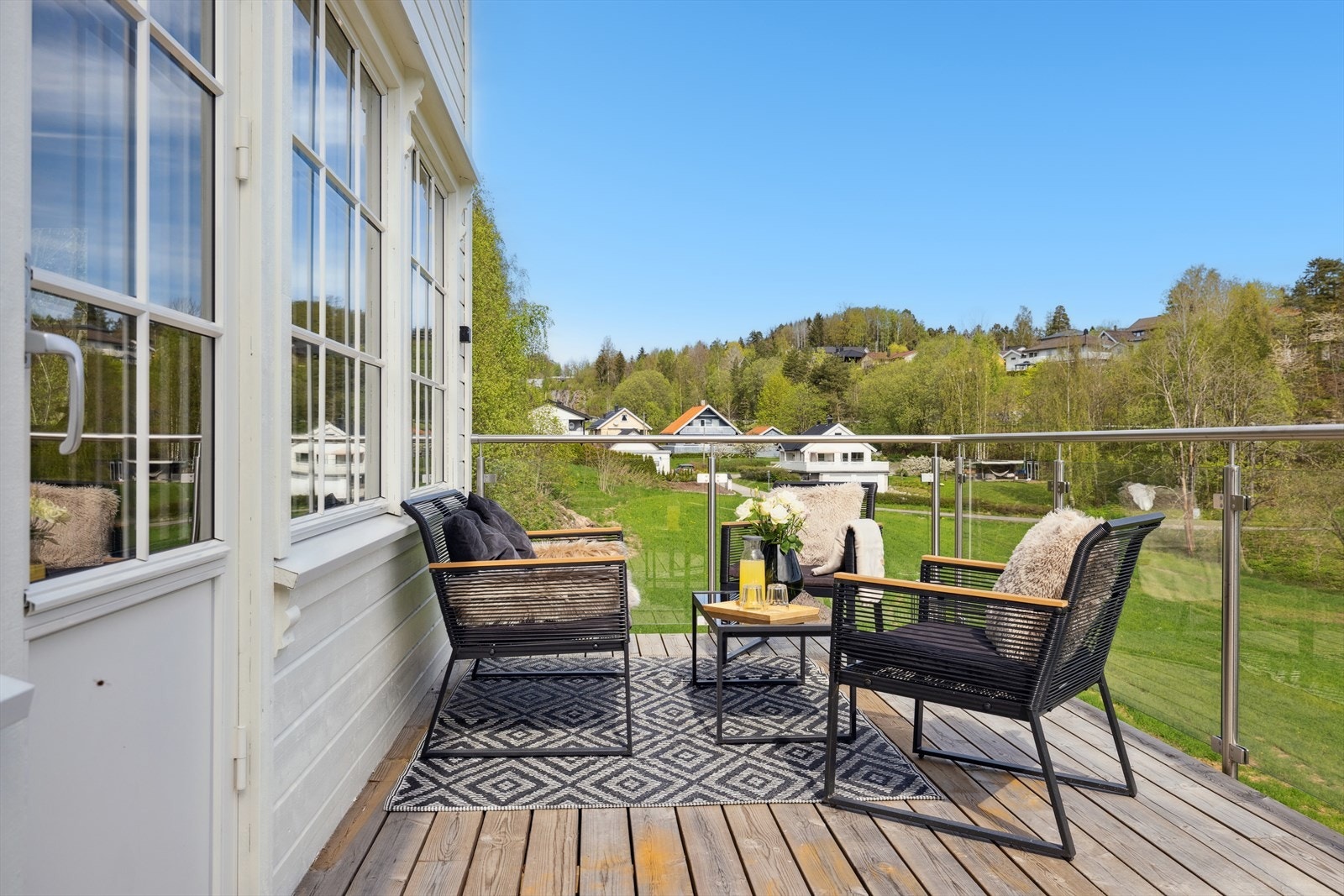 Fra stuen er det utgang til en flott balkong som er moderne og arkitektonisk gjennomført med glassrekkverk. Galleribilde