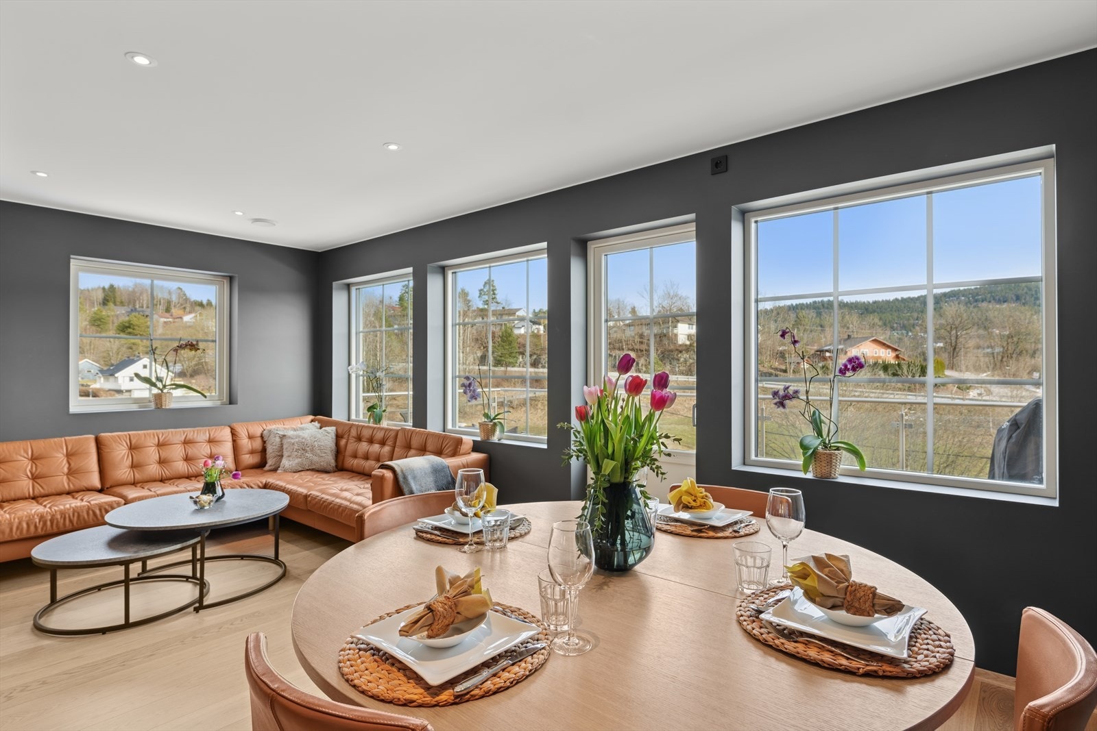 Rommet har en særdeles stor, åpen og sosial utforming. Det er gjort tiltalende påkostninger som stikkontakter og brytere i sort matt utførelse, samt spotebelysning i taket. Galleribilde