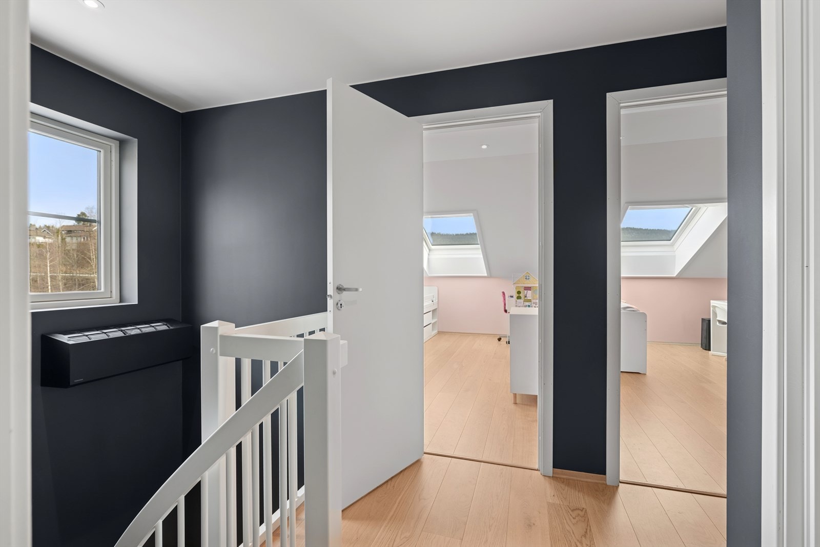 Boligens andre etasje har en stor fordelergang med adkomst til 3 soverom og eget baderom. Det er montert varmepumpe i trappegangen mellom 1. og 2. etasje for effektiv oppvarming og nedkjøling av etasjen. Galleribilde