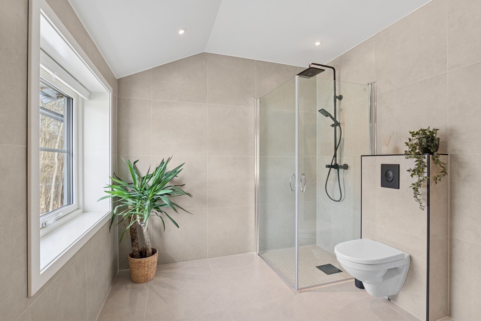 Baderommet i denne etasjen er gjennomført i pene 60 x 60 cm fliser på vegger og gulv. Galleribilde