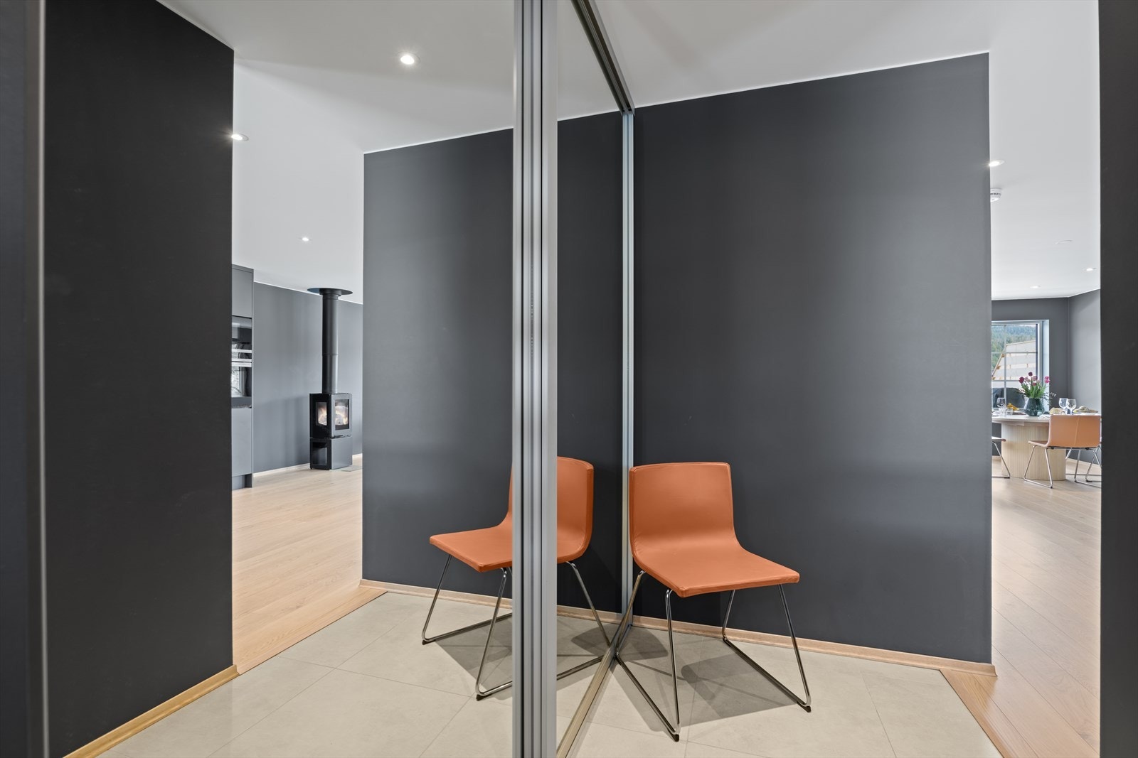 Gulvet i rommet er belagt med praktiske fliser som har behagelige varmekabler. Det er montert en stor og praktisk skyvedørsgarderobe med speilfront, som har svært god plass for oppbevaring. Galleribilde