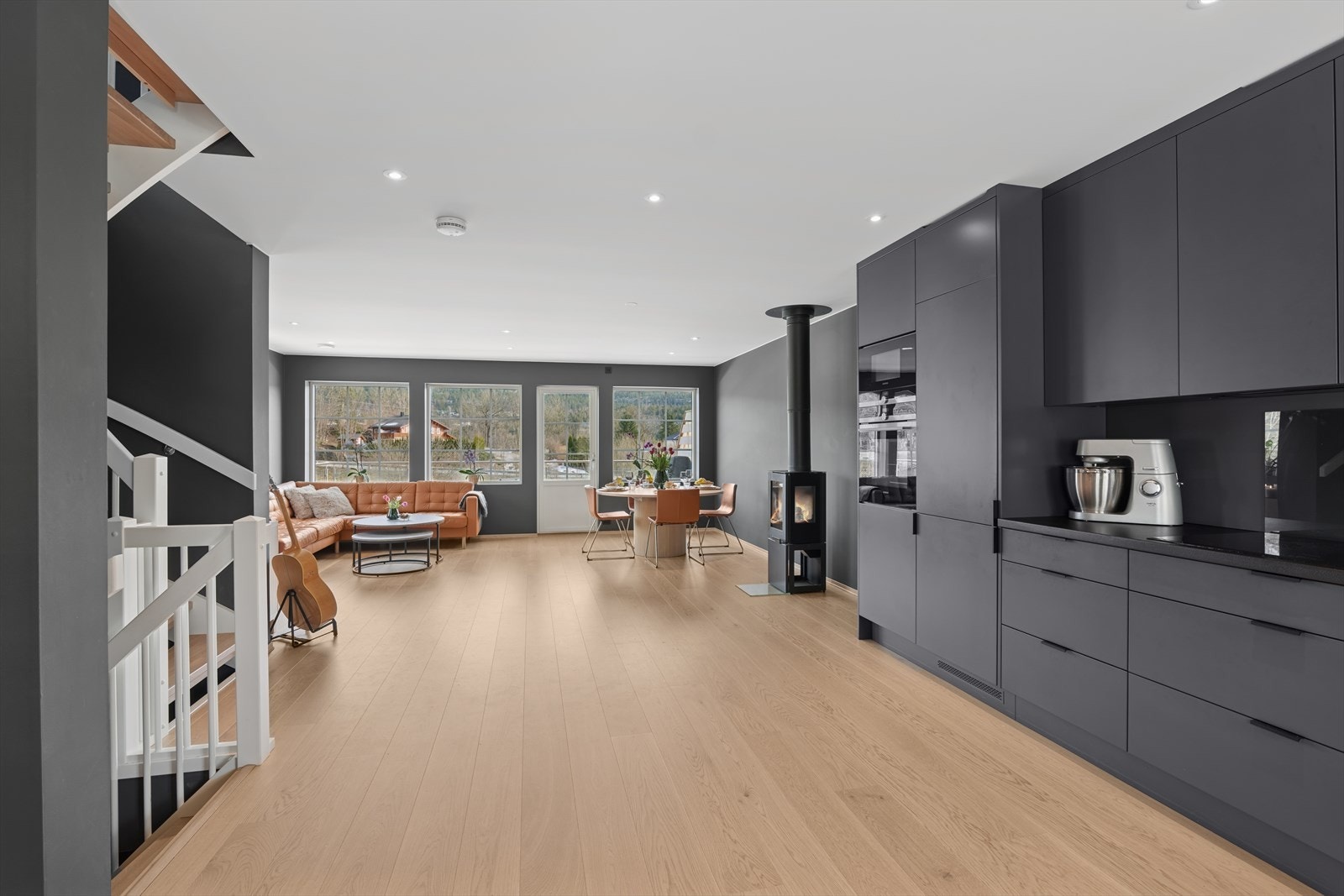 Stue og kjøkken befinner seg i en åpen og moderne løsning. Galleribilde