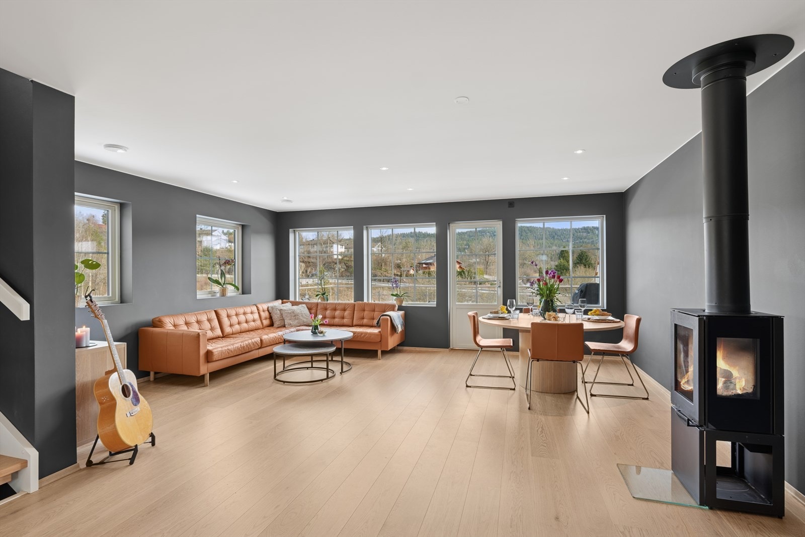 Boligen ble nybygget i 2023 med en moderne og stilren gjennomførelse. Det er en attraktiv endebeliggenhet. Galleribilde