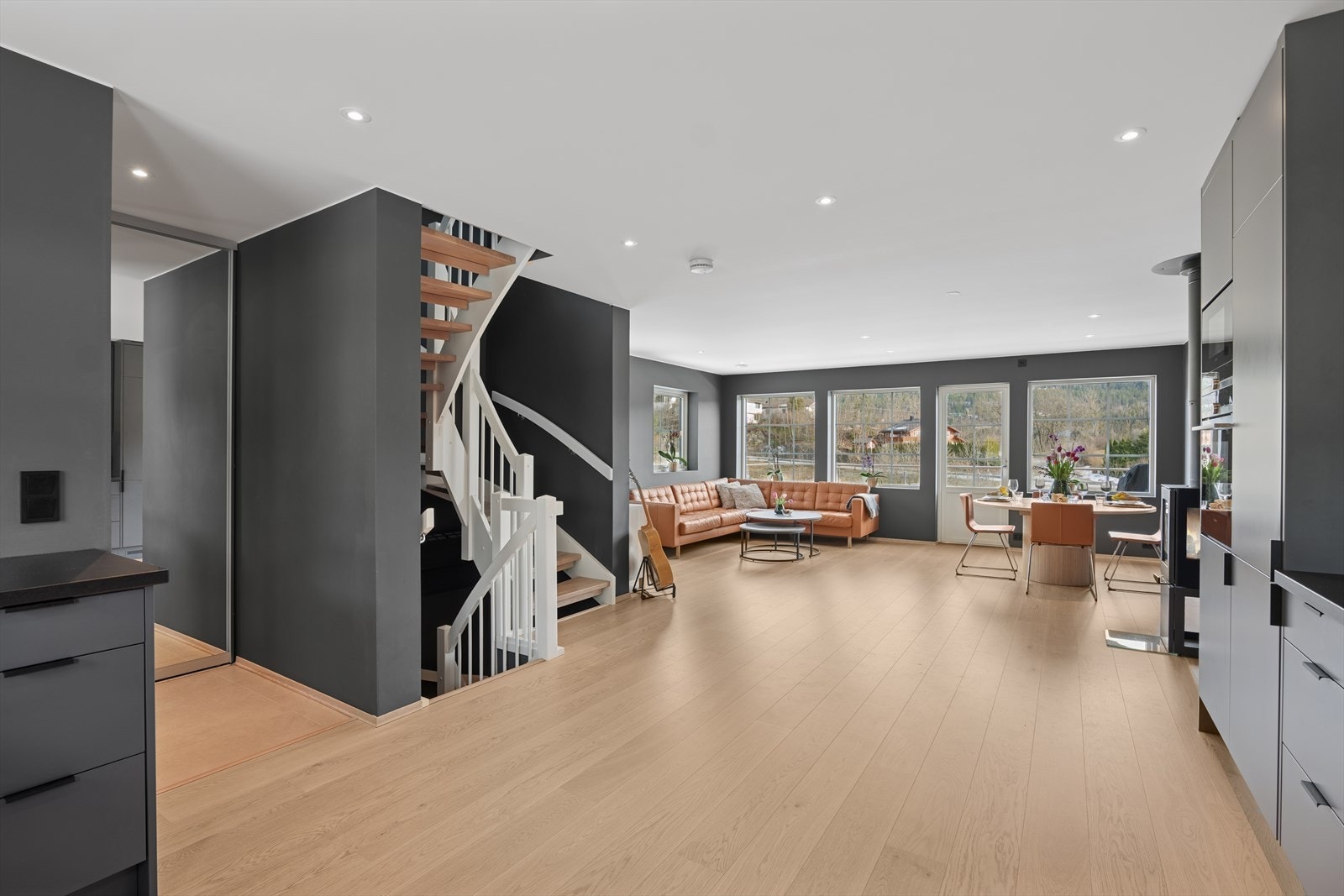 Rommet er særdeles stort med fin spotbelysning i taket. Galleribilde