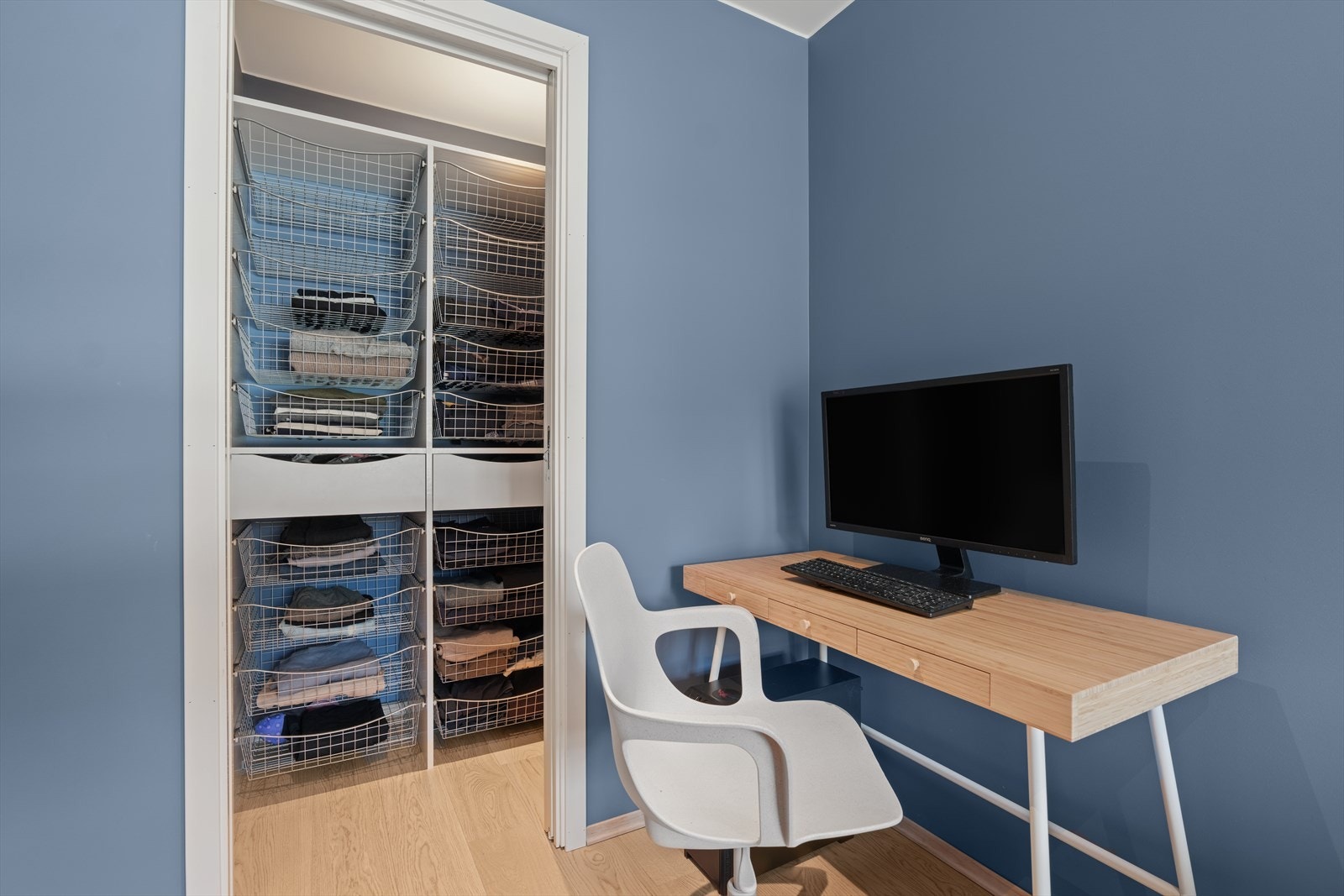 Fra hovedsoverommet går man direkte inn i en walk-in garderobe. Galleribilde