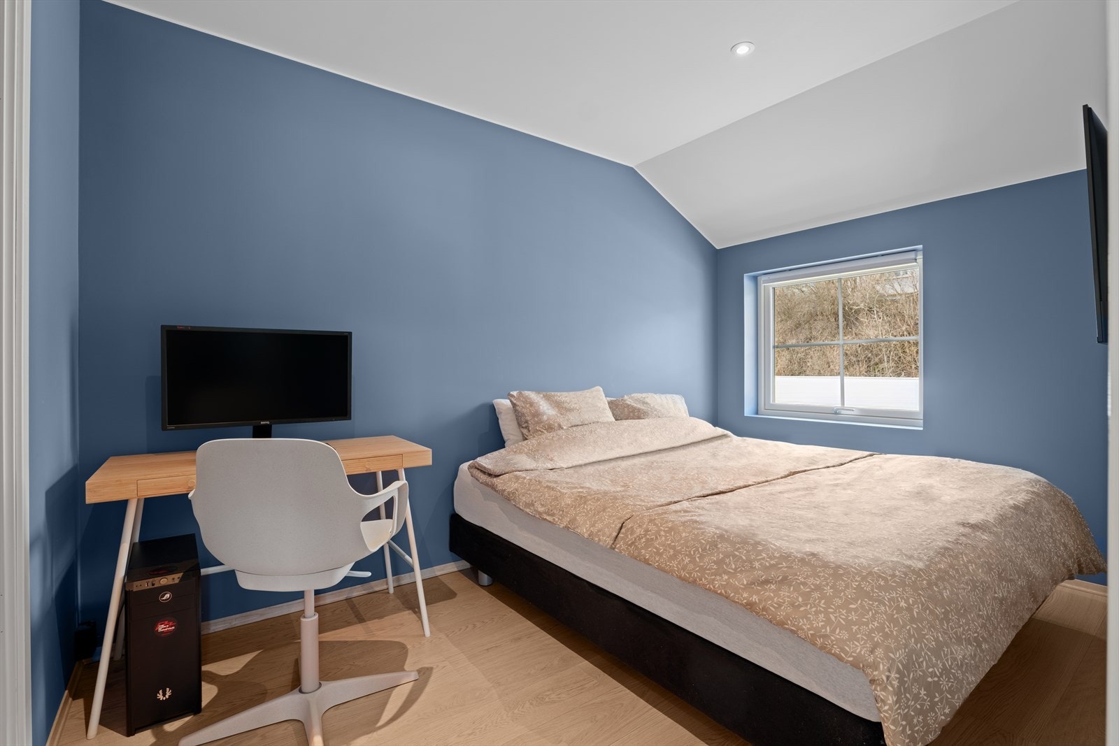 Boligens hovedsoverom er lokalisert i denne etasjen. Galleribilde