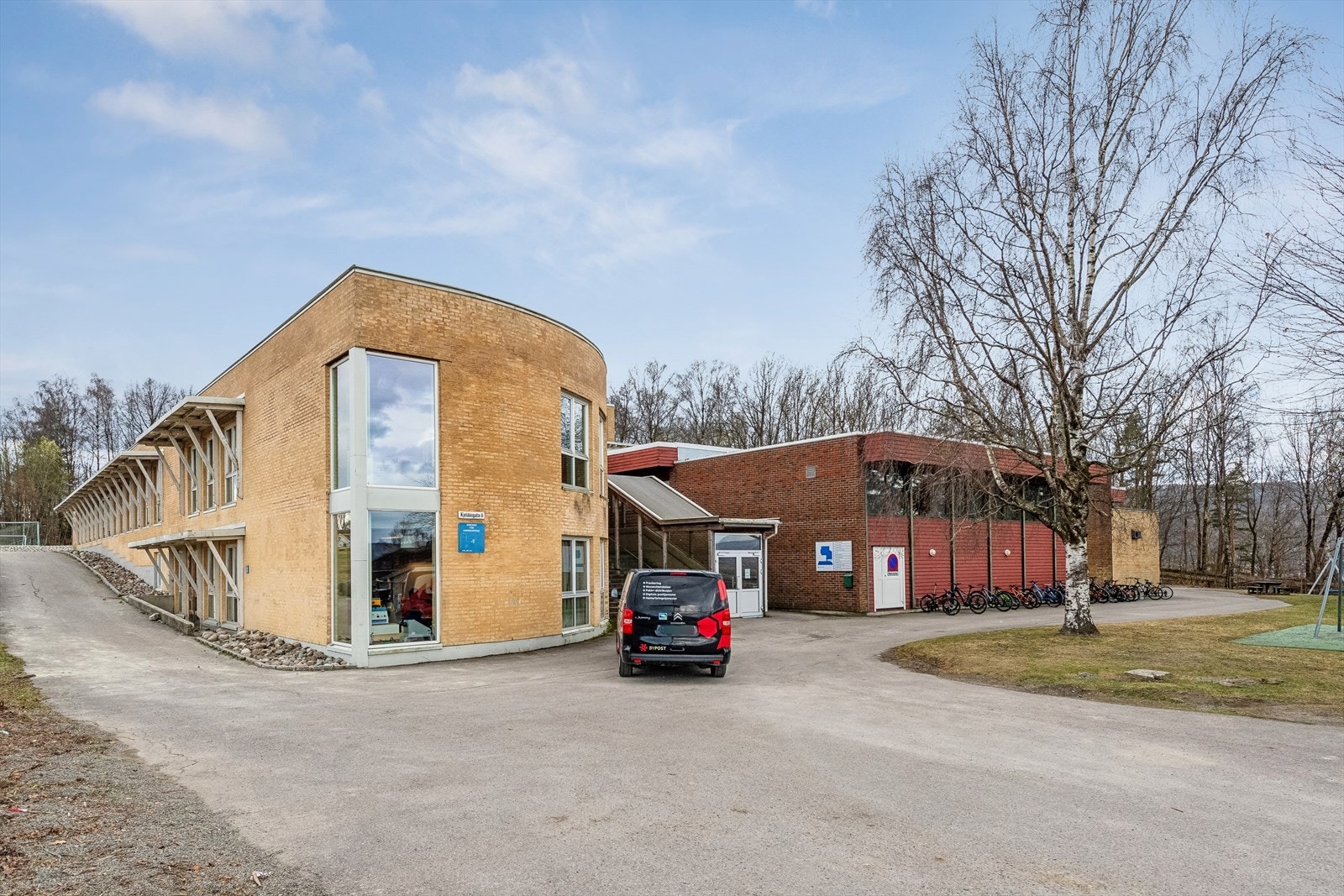 Fra boligen er det kort vei til både skole og barnehage. Kjeldås skole ligger i kort avstand fra boligen og har et stort kupert uteområde med blant annet sandvolleyballbane, tarzanløype, turnbasseng og fotballbane. Galleribilde
