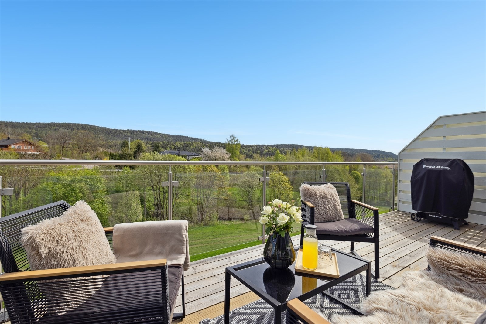 Fra stuen har en utgang til en stor balkong med glassrekkverk og flott utsikt. Galleribilde