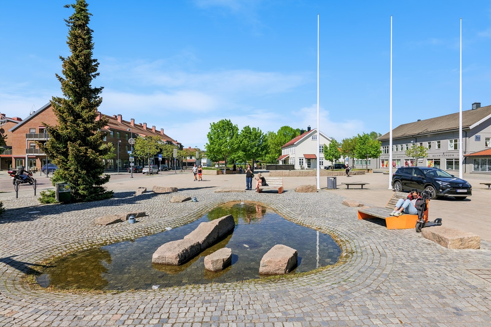 Her finner vi et godt utvalg av butikker og spisesteder. Galleribilde