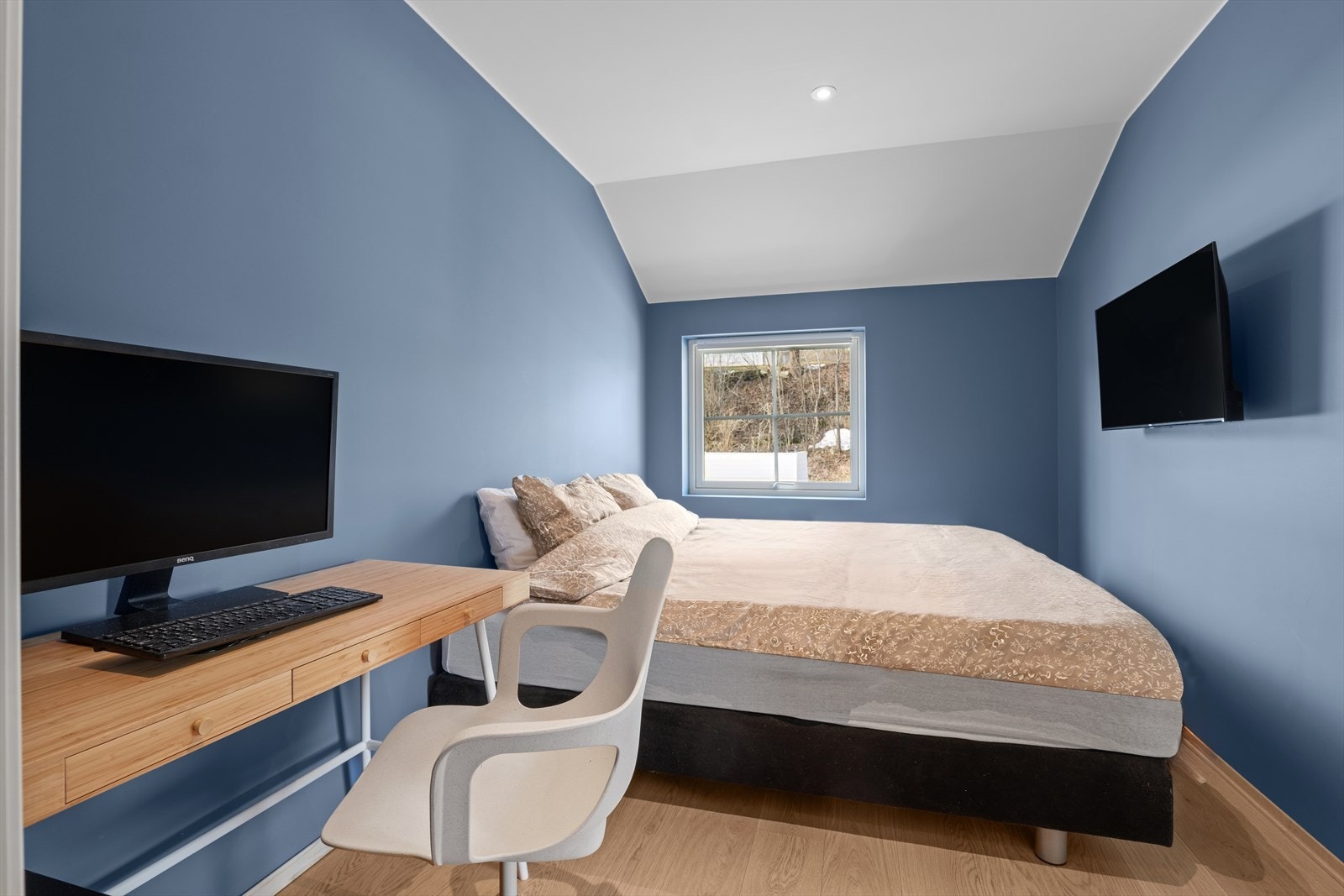 Rommet har god plass til seng med tilhørende nattbord, samt det er anledning for innredning med egen kontorkrok. Galleribilde