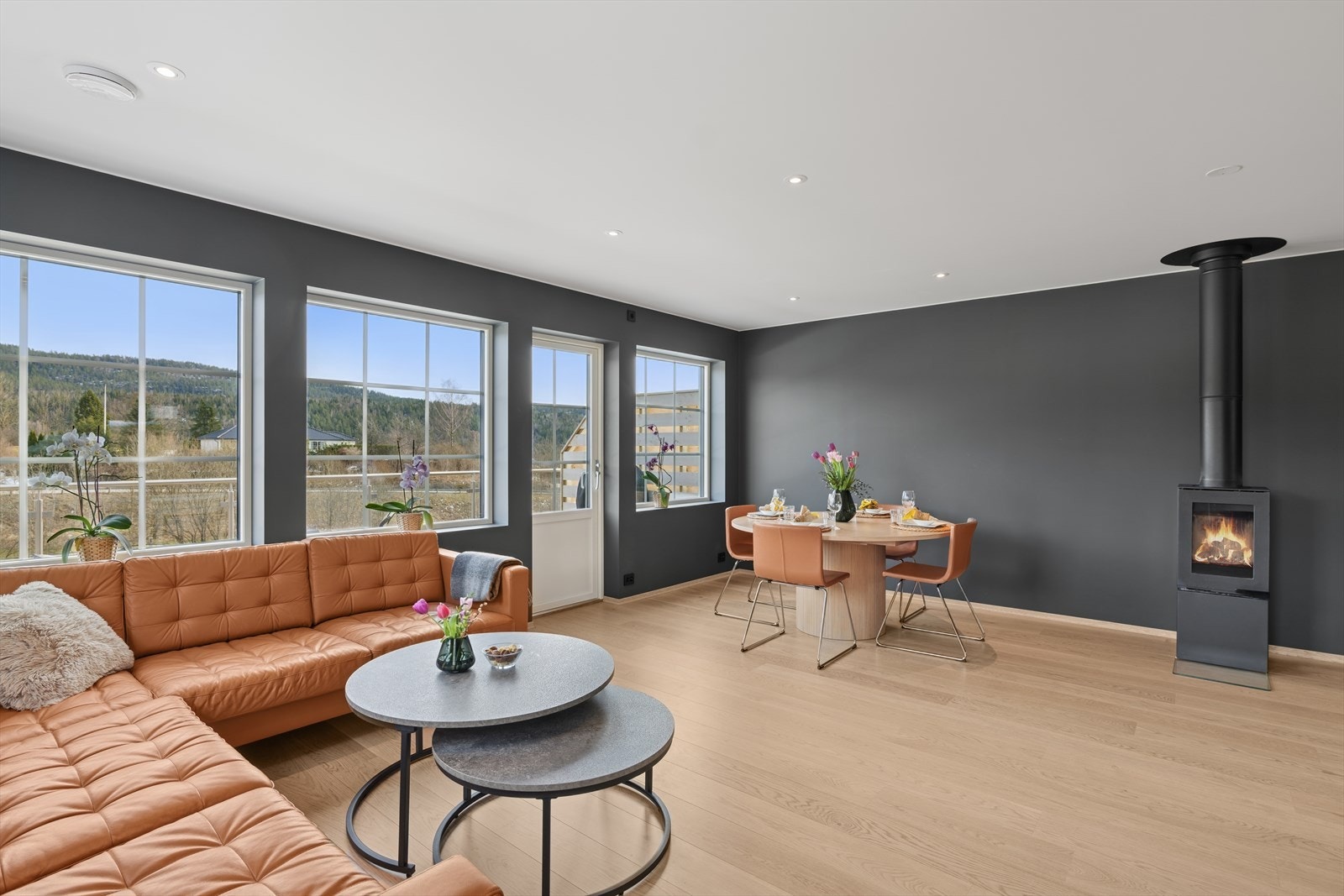 På bakgrunn av stuen sitt generøse areal kan en enkelt innrede etter ønske med både TV-krok, stort spisebord og ønsket møblement, her er mulighetene er mange. Galleribilde