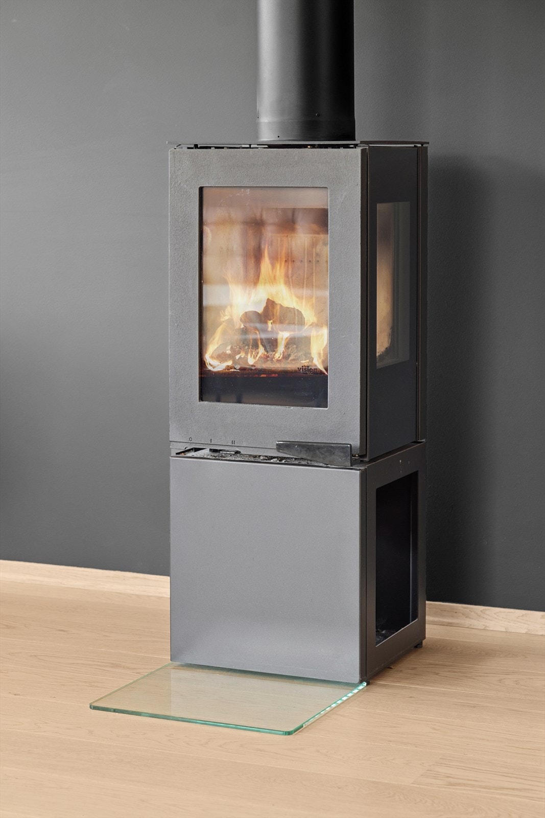 Sentralt i rommet finner vi et pent og moderne ildsted som gir en sikker og god oppvarmingskilde på kalde høst- og vinterkvelder. Galleribilde