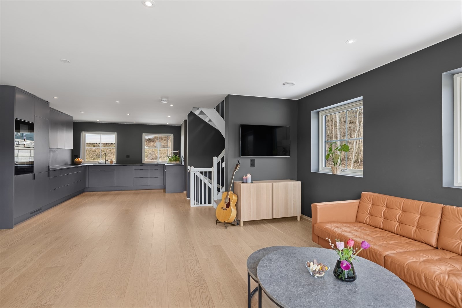 Gulvene er belagt i pen og lys parkett som føyer seg inn i den øvrige utførelsen på en særdeles flott måte. Galleribilde