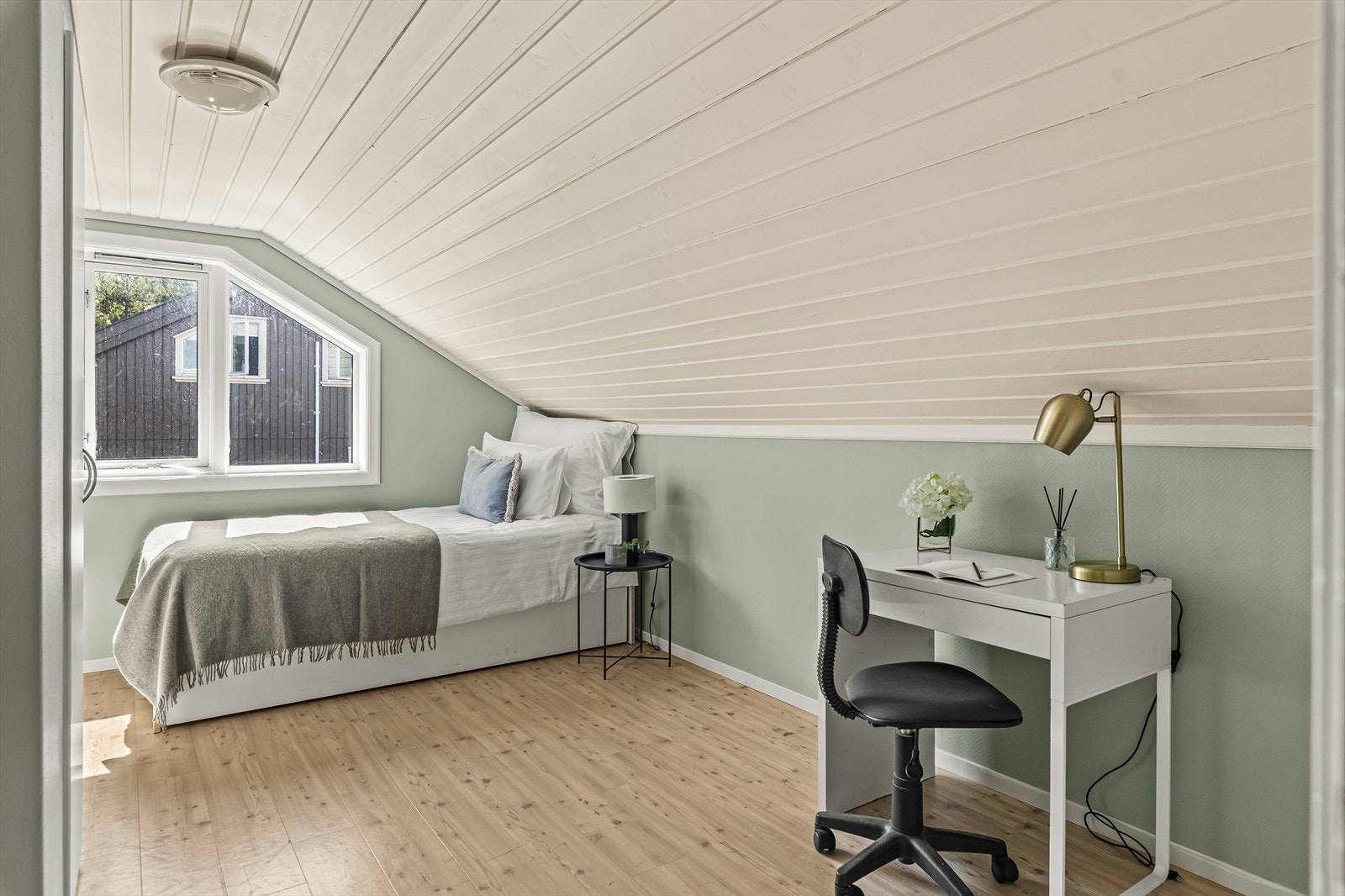 På loftet finner du to koselige rom som passer godt som barnerom eller kontor. Galleribilde