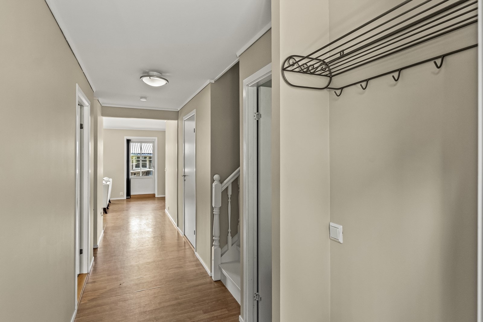 Her får du et praktisk førsteinntrykk med enkel adkomst til oppholdsrom, kjøkken og bad. Galleribilde